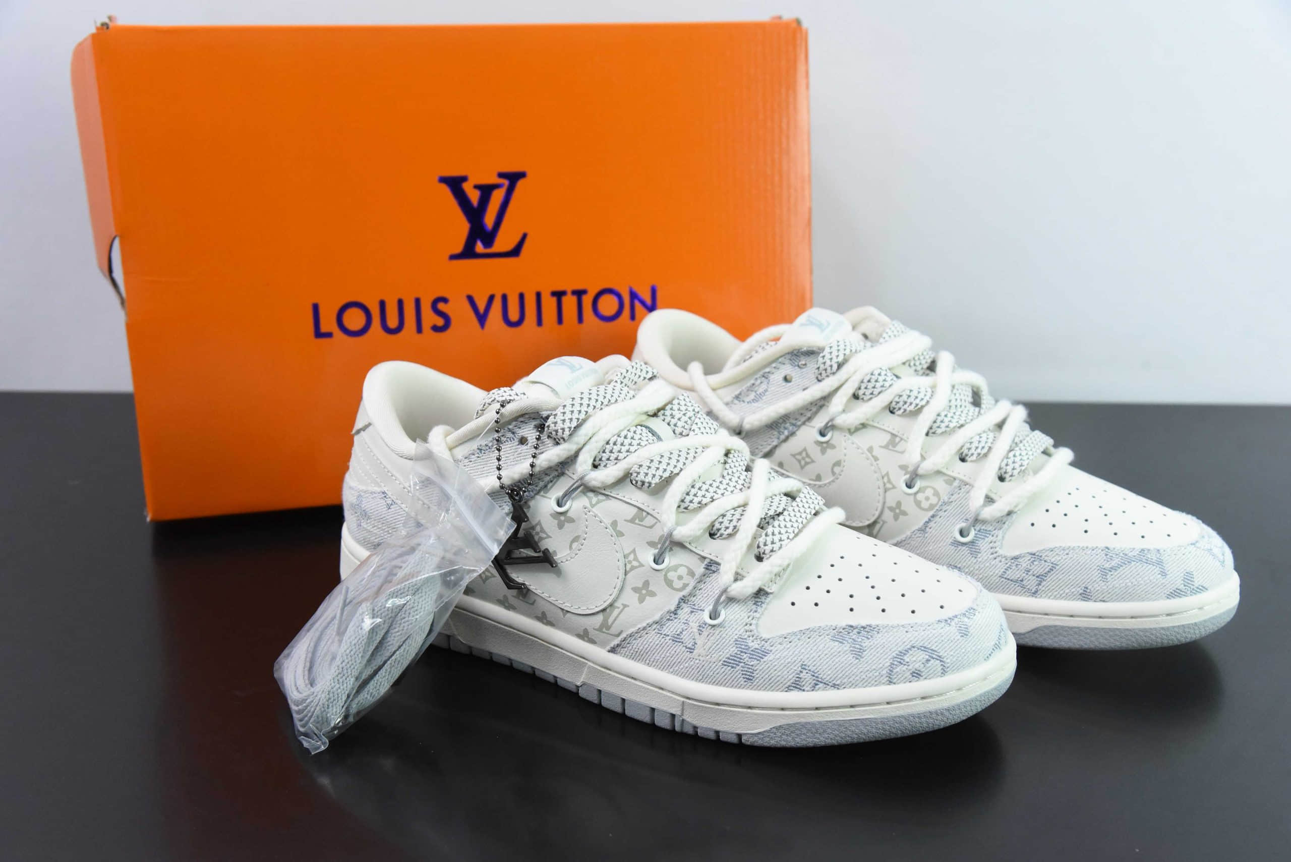 乔丹Travis Scott x Fragment Design x Jordan Air Jordan 1 Low OG SP AJ1 LV联名黑牛仔印花低帮文化休闲板鞋纯原版本 货号：SJ2068-005 
