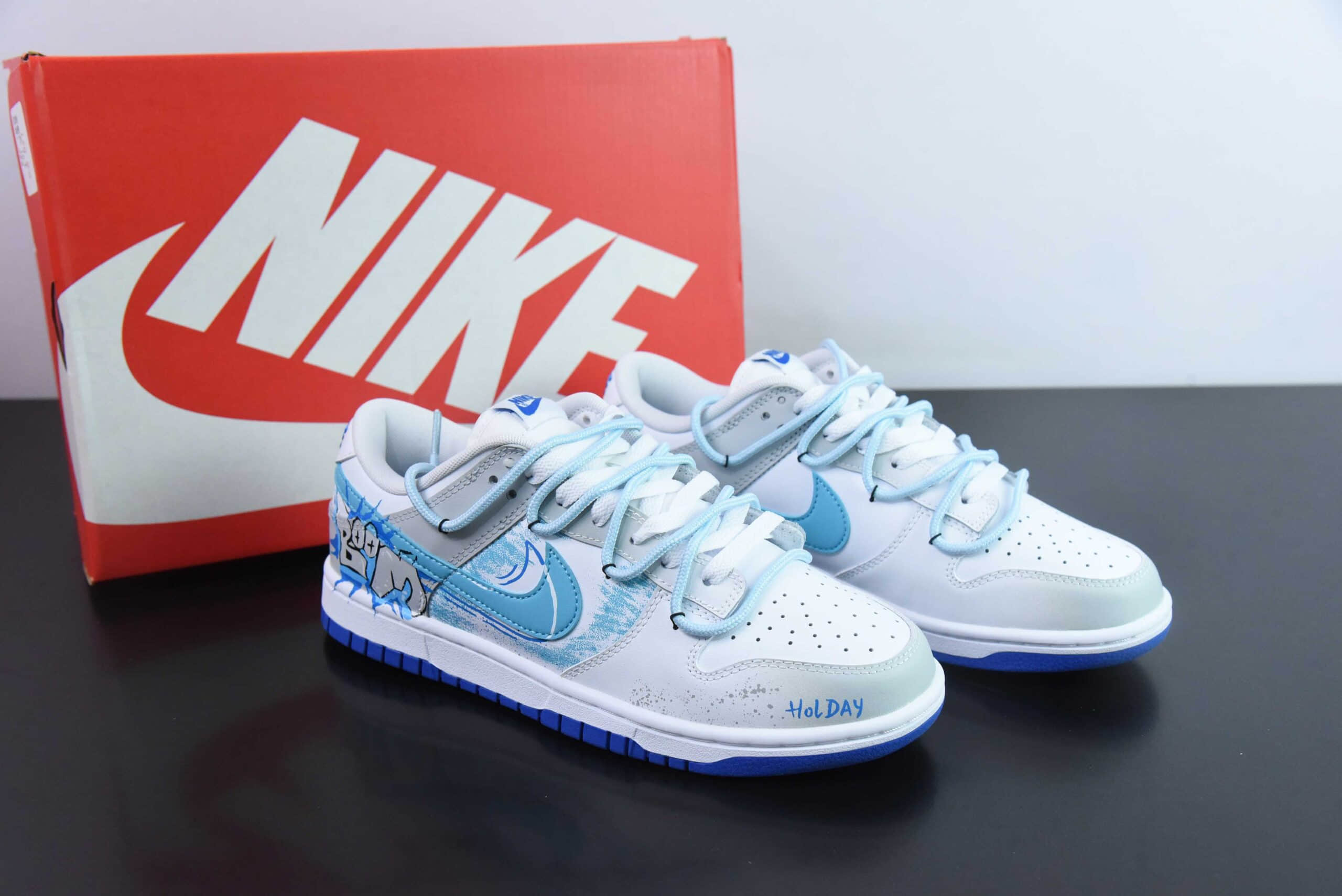 耐克Nike Dunk Low 涂鸦解构风休闲日记渐变泼墨字母 SB绑带低帮休闲板鞋纯原版本 货号：DV0831-104 