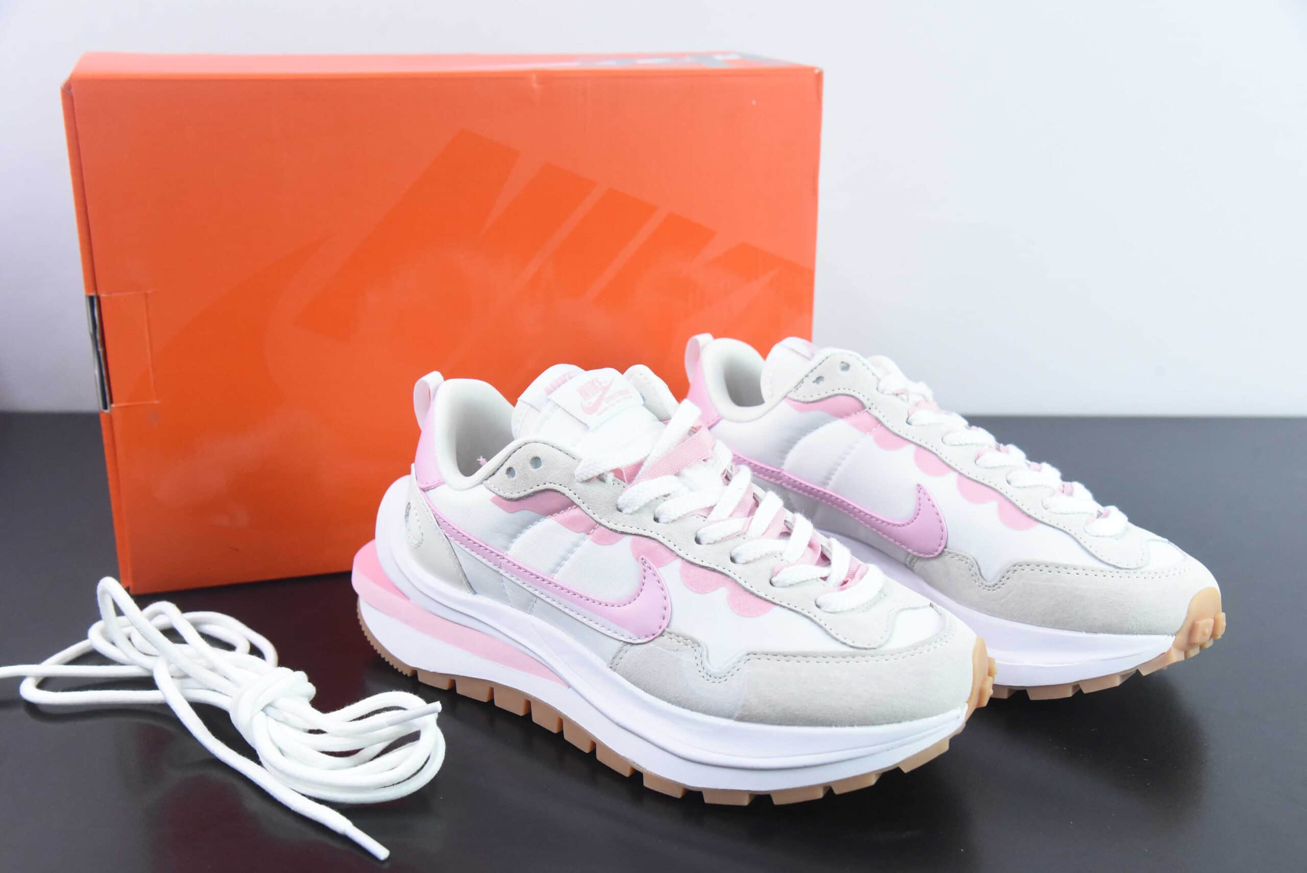 耐克Nike Sacai x VaporWaffle sacai 3.0粉白重磅联名华夫低帮运动休闲走秀鞋纯原版本 货号：DD1875-116 