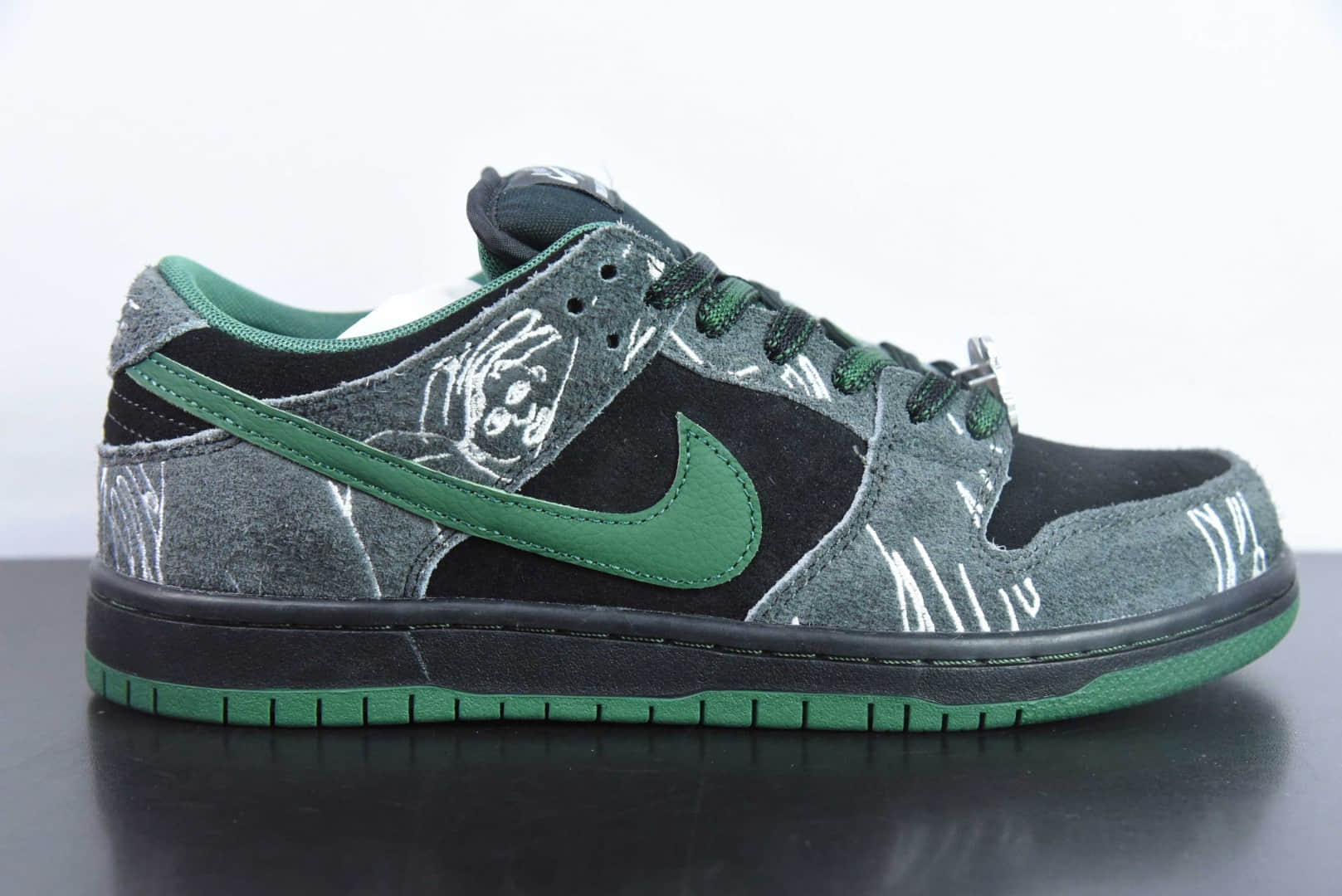 耐克Nike There Skateboards x Nk SB Dunk Low 黑绿涂鸦艺术风格联名款 SB低帮休闲板鞋纯原版本 货号：HF7743-001