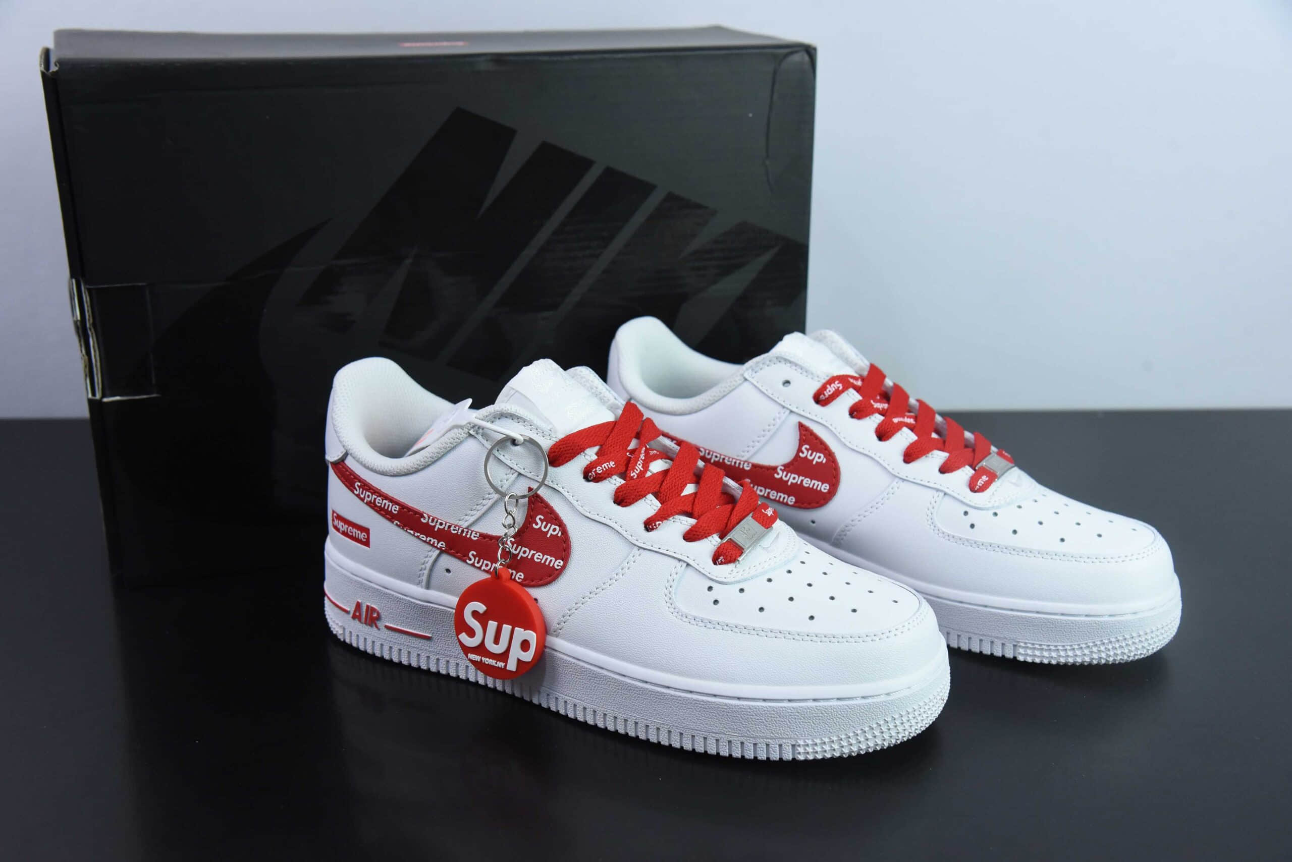 耐克Nike Supreme x Nk Air Force 1'07 Low Supreme联名白红印花空军一号低帮休闲板鞋纯原版本 货号：CU9225-010