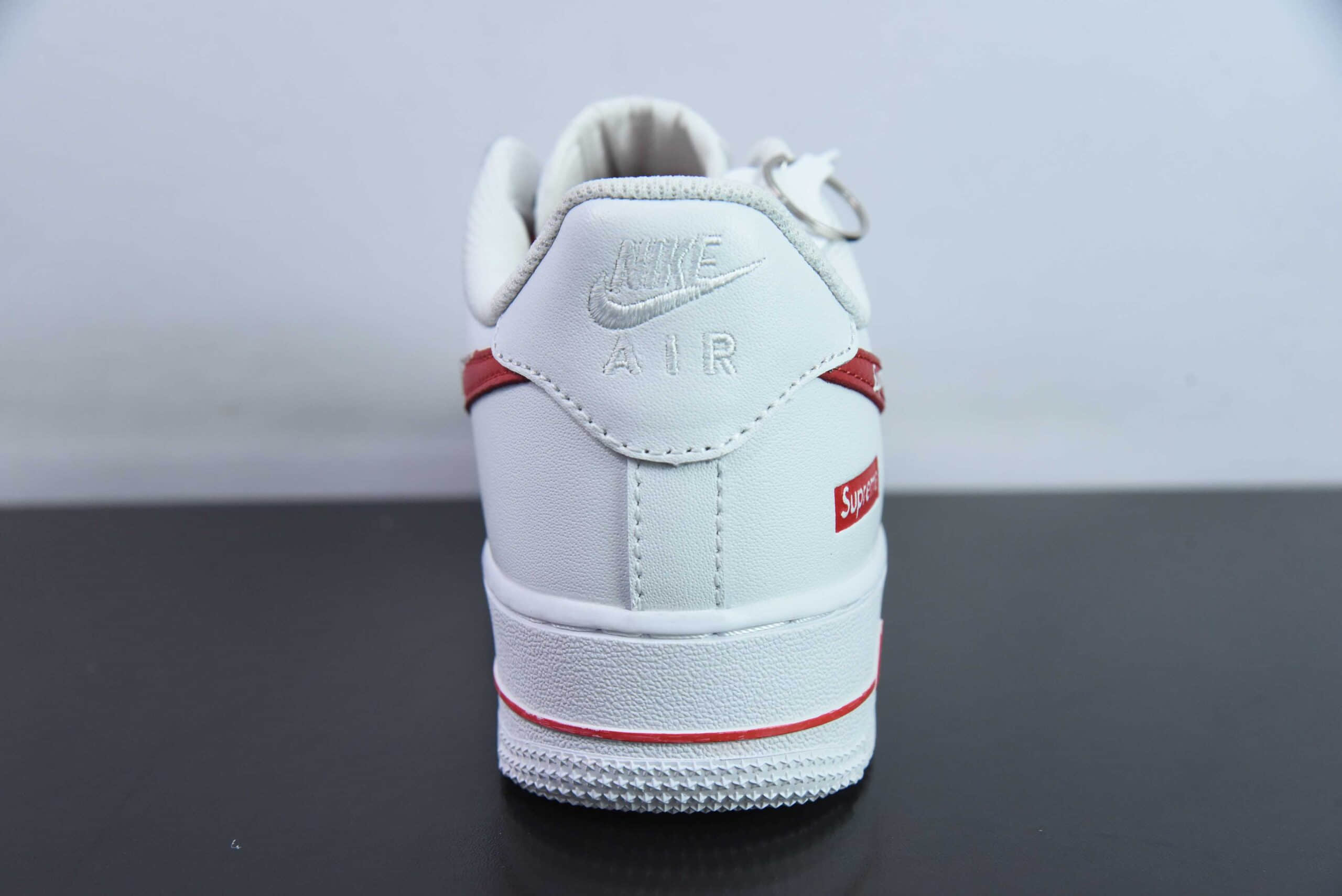 耐克Nike Supreme x Nk Air Force 1'07 Low Supreme联名白红印花空军一号低帮休闲板鞋纯原版本 货号：CU9225-010