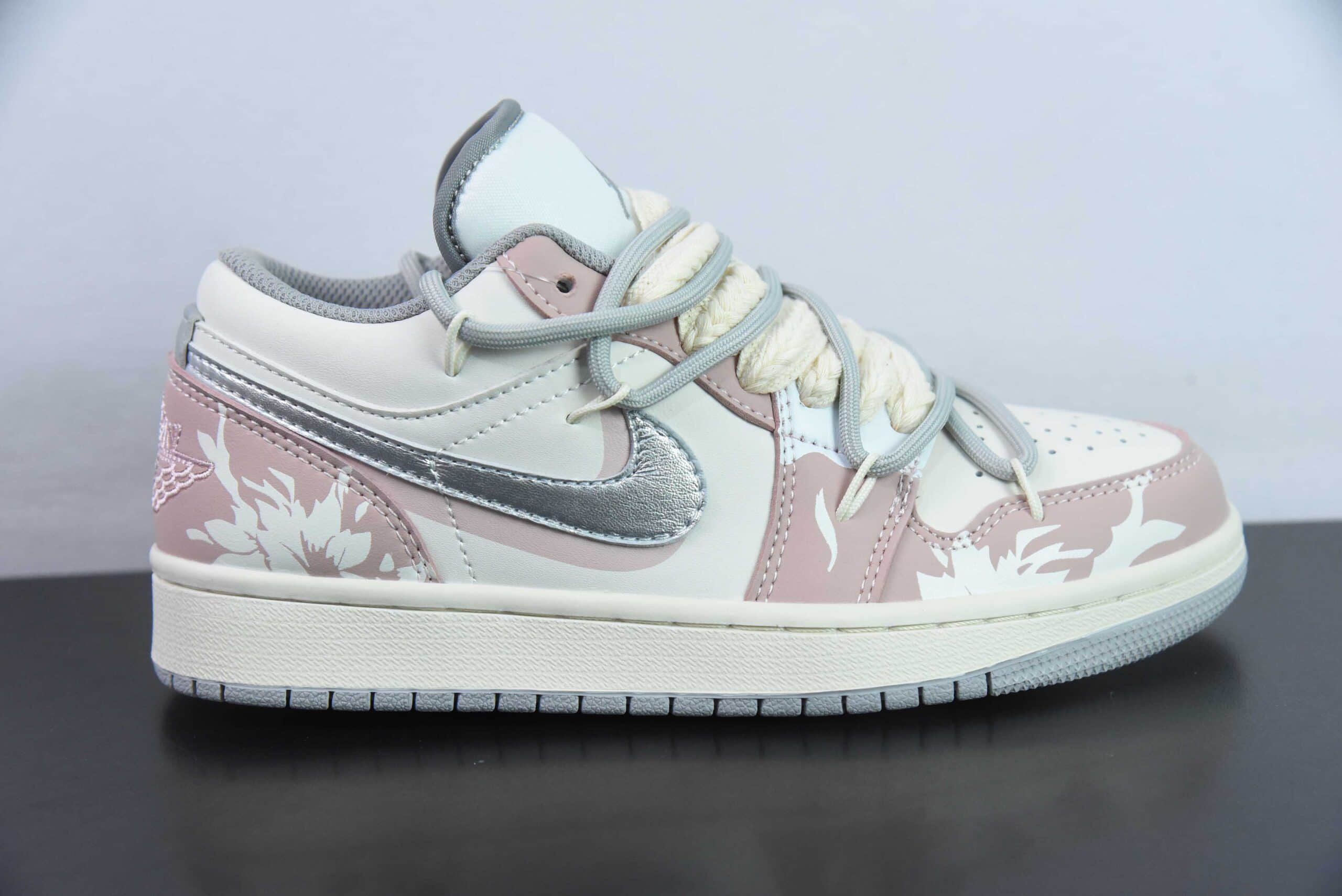 乔丹Air Jordan 1 LowFlower WordsAJ1米灰粉花心语绑绳低帮经典复古文化休闲运动篮球鞋纯原版本 货号：553560-053
