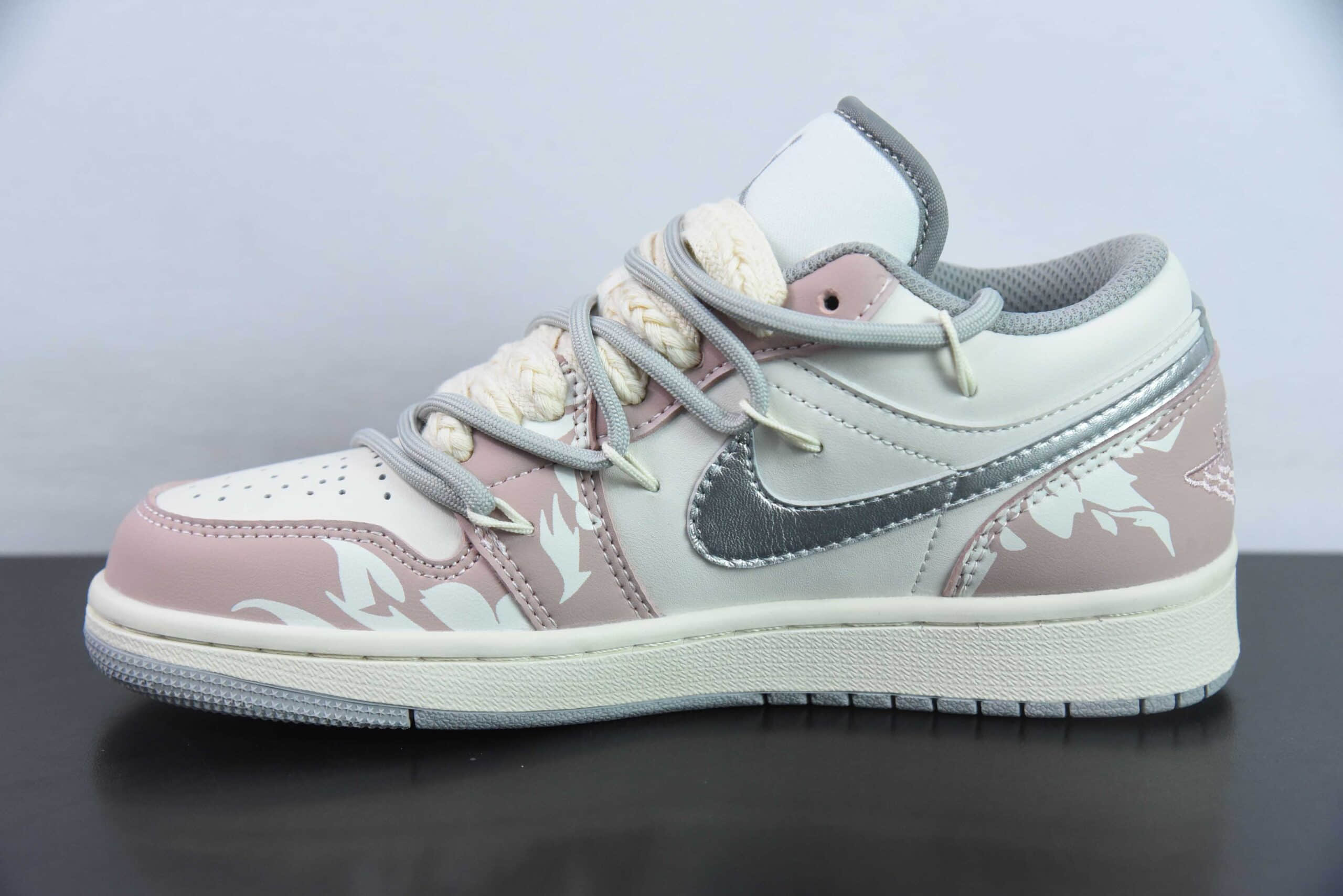 乔丹Air Jordan 1 LowFlower WordsAJ1米灰粉花心语绑绳低帮经典复古文化休闲运动篮球鞋纯原版本 货号：553560-053