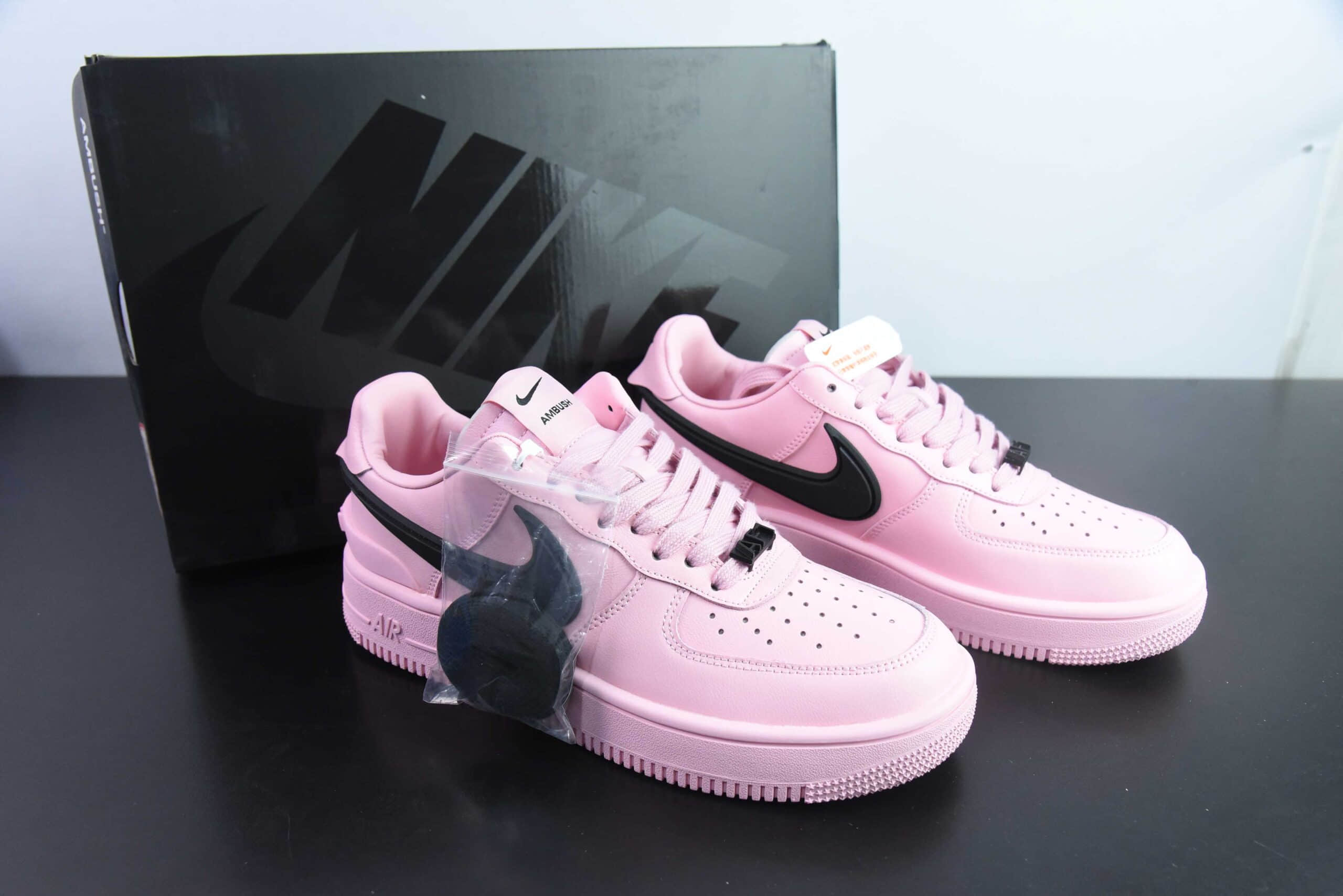 耐克Nike Air Force 1 Low 07 x AMBUSH联名粉黑大钩空军一号低帮百搭休闲运动板鞋纯原版本 货号：DV3464-800