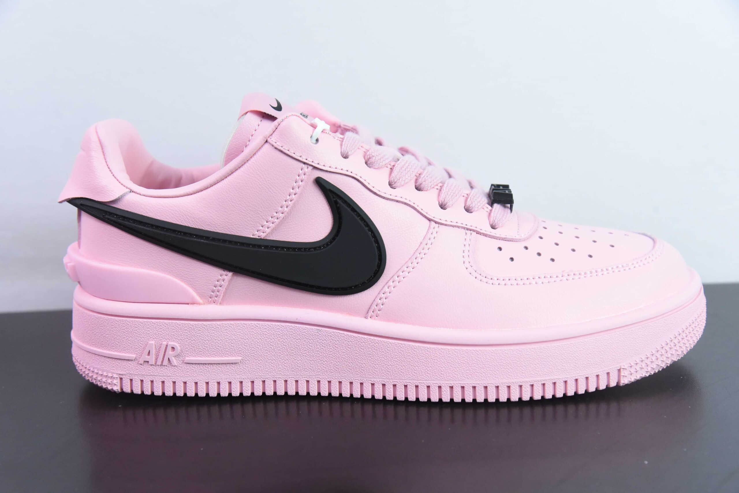 耐克Nike Air Force 1 Low 07 x AMBUSH联名粉黑大钩空军一号低帮百搭休闲运动板鞋纯原版本 货号：DV3464-800