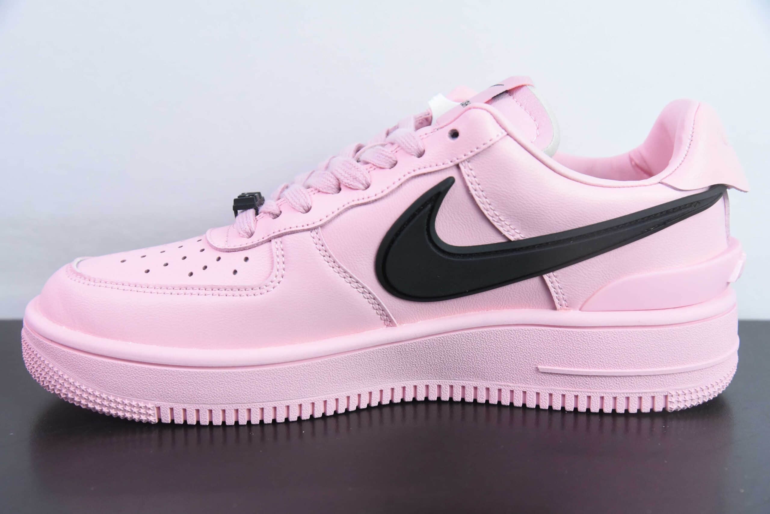 耐克Nike Air Force 1 Low 07 x AMBUSH联名粉黑大钩空军一号低帮百搭休闲运动板鞋纯原版本 货号：DV3464-800