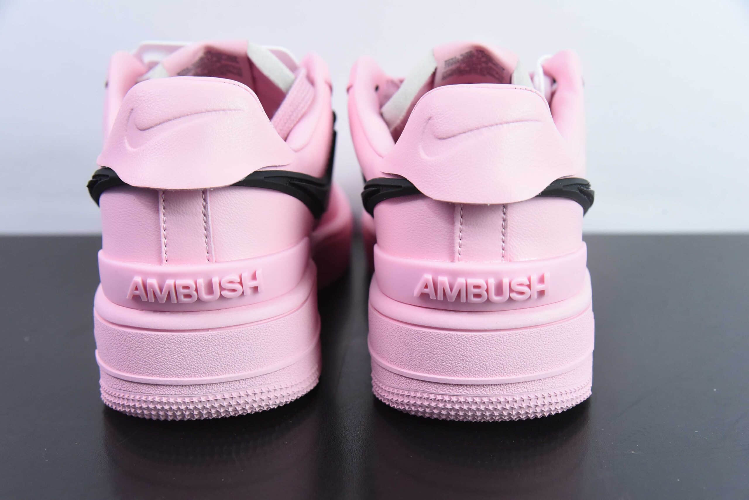 耐克Nike Air Force 1 Low 07 x AMBUSH联名粉黑大钩空军一号低帮百搭休闲运动板鞋纯原版本 货号：DV3464-800