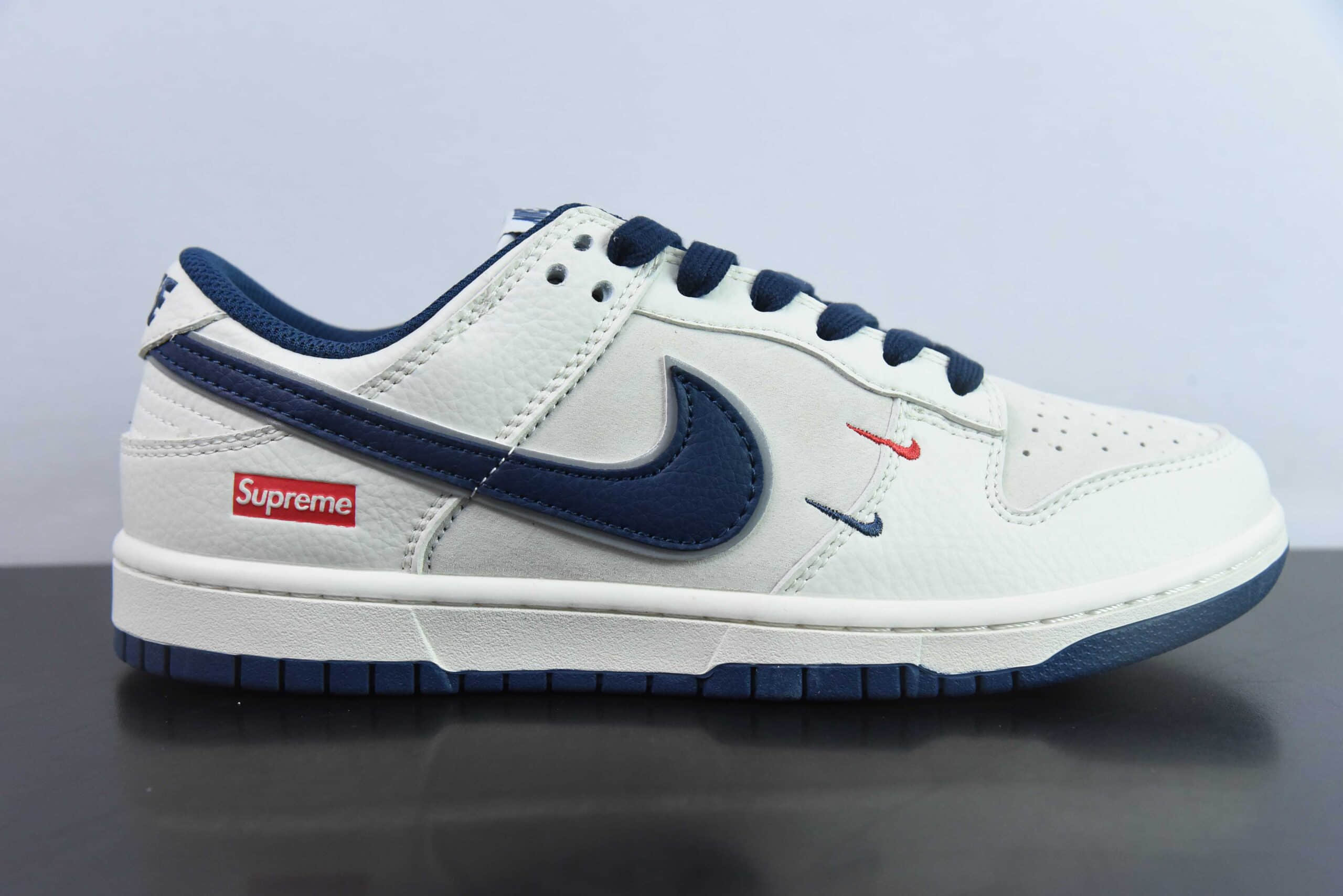 耐克Nike SB Dunk Low x Supreme联名白蓝双小钩SB低帮休闲滑板鞋纯原版本 货号：XX2025-668