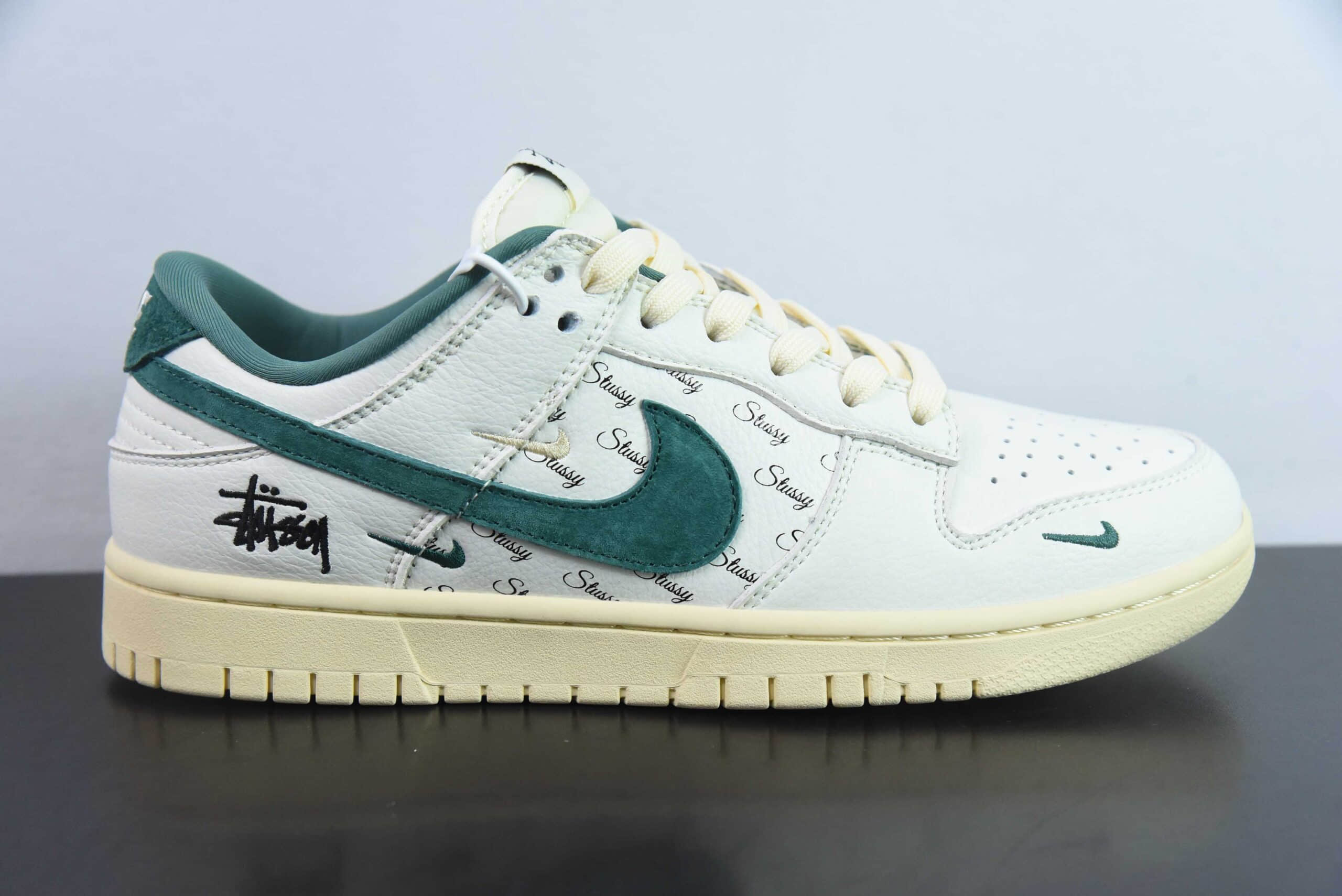 耐克Nike SB Dunk Low 斯图西联名米绿小双勾周年高端定制SB低帮休闲板鞋纯原版本 货号：CF3688-006