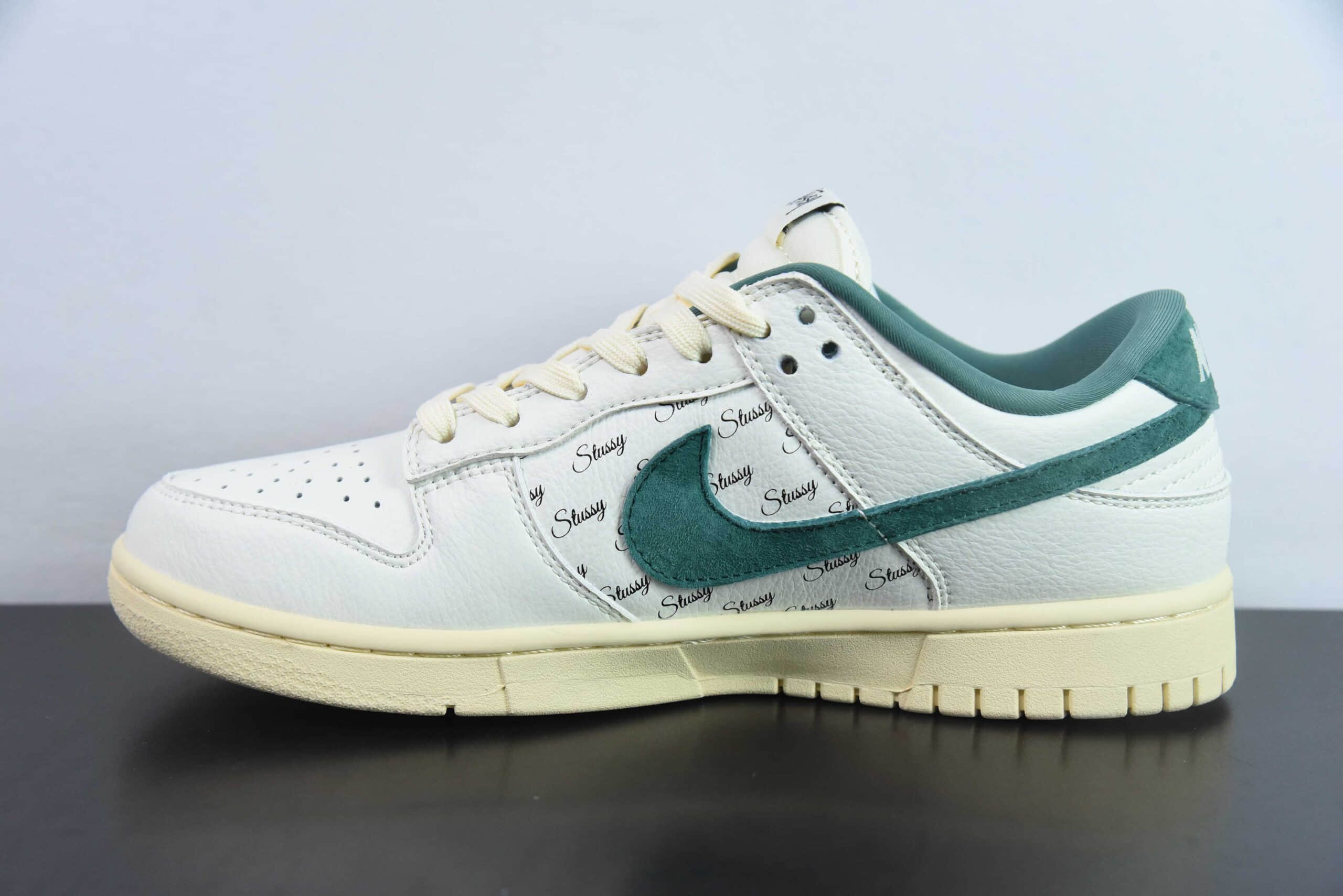 耐克Nike SB Dunk Low 斯图西联名米绿小双勾周年高端定制SB低帮休闲板鞋纯原版本 货号：CF3688-006