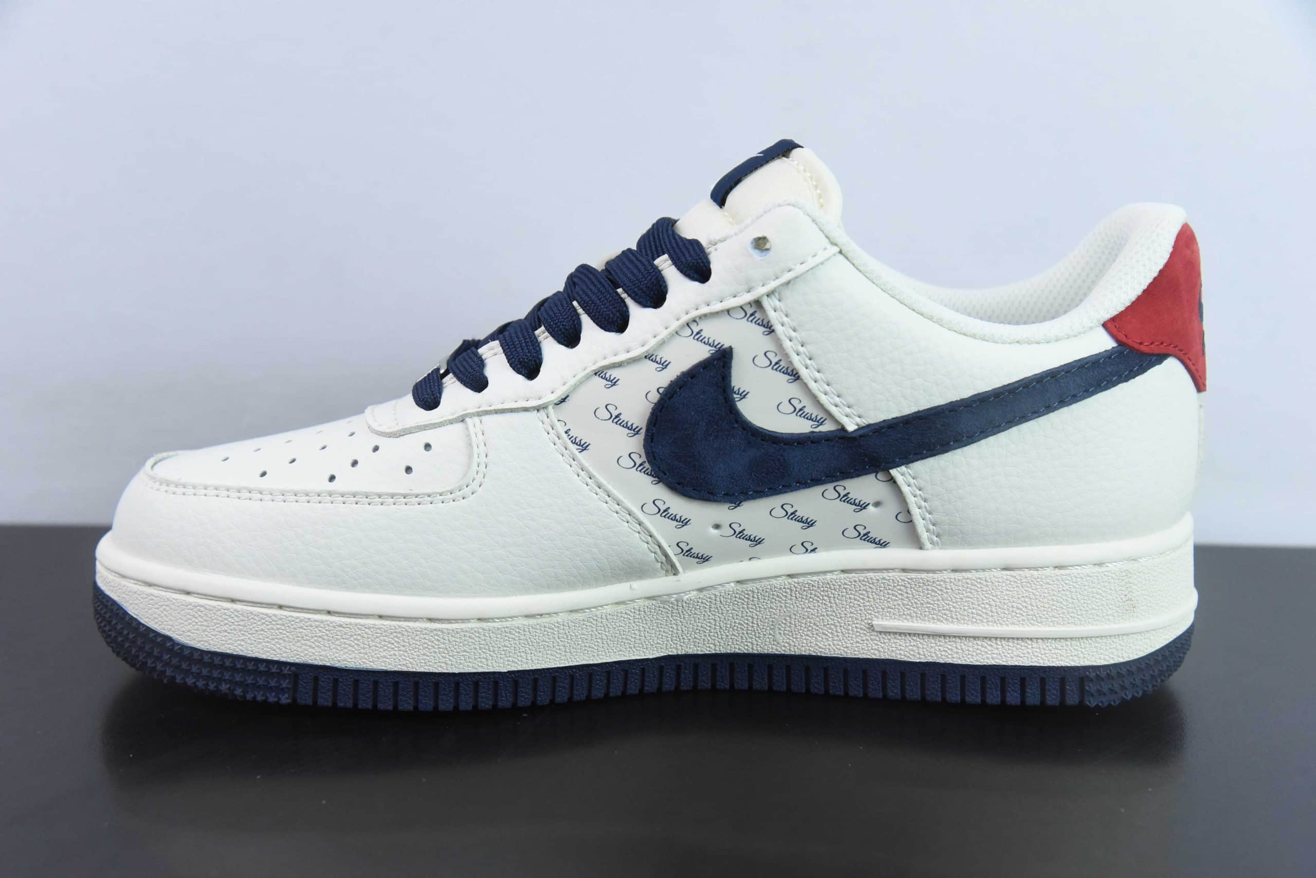 耐克Nike Air Force 1'07 Low 斯图西联名米蓝红印字空军一号低帮休闲板鞋纯原版本 货号：XZ3318-566 