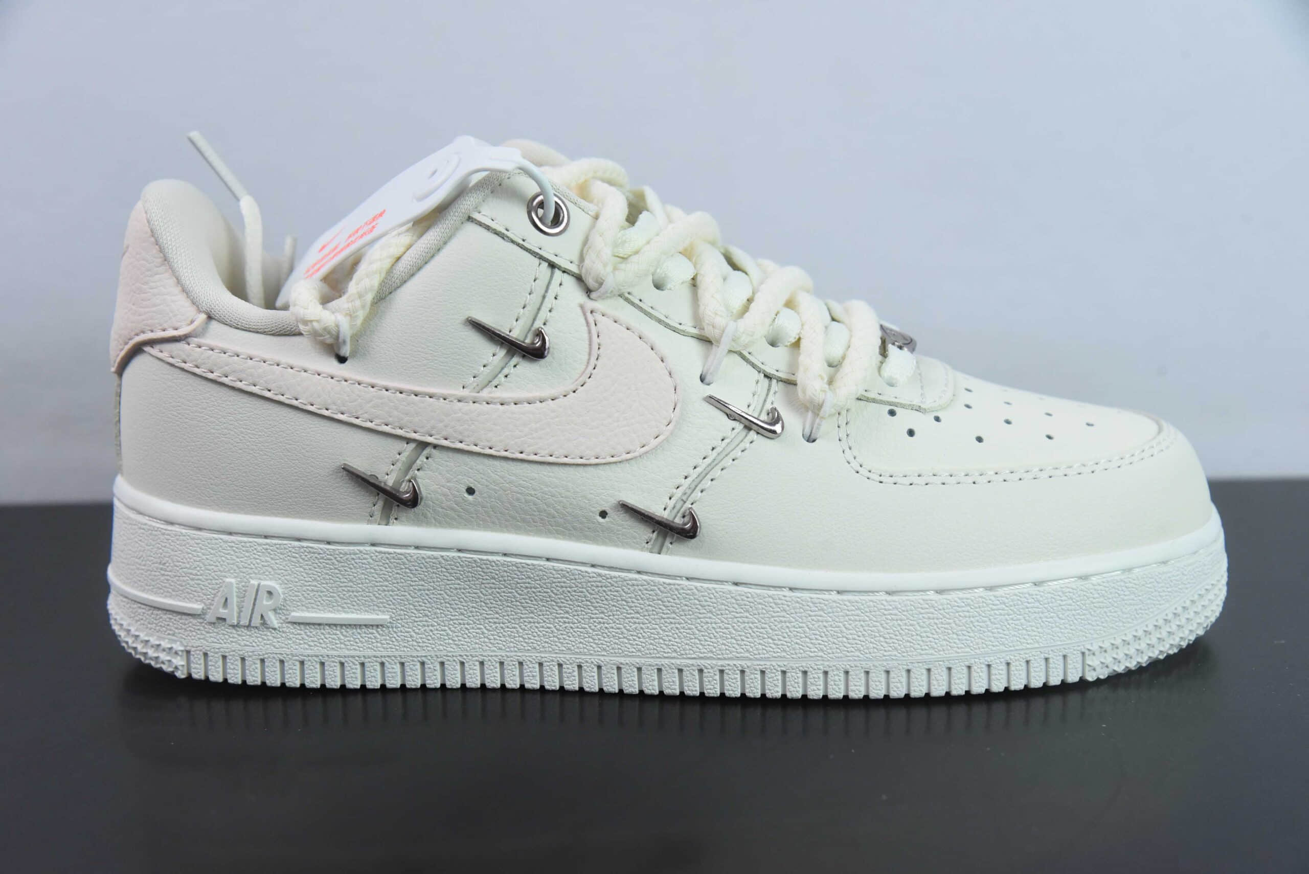 耐克Nike Air Force 1'07 Low 淡粉色解构四勾空军一号低帮休闲板鞋纯原版本 货号：FC8110-181