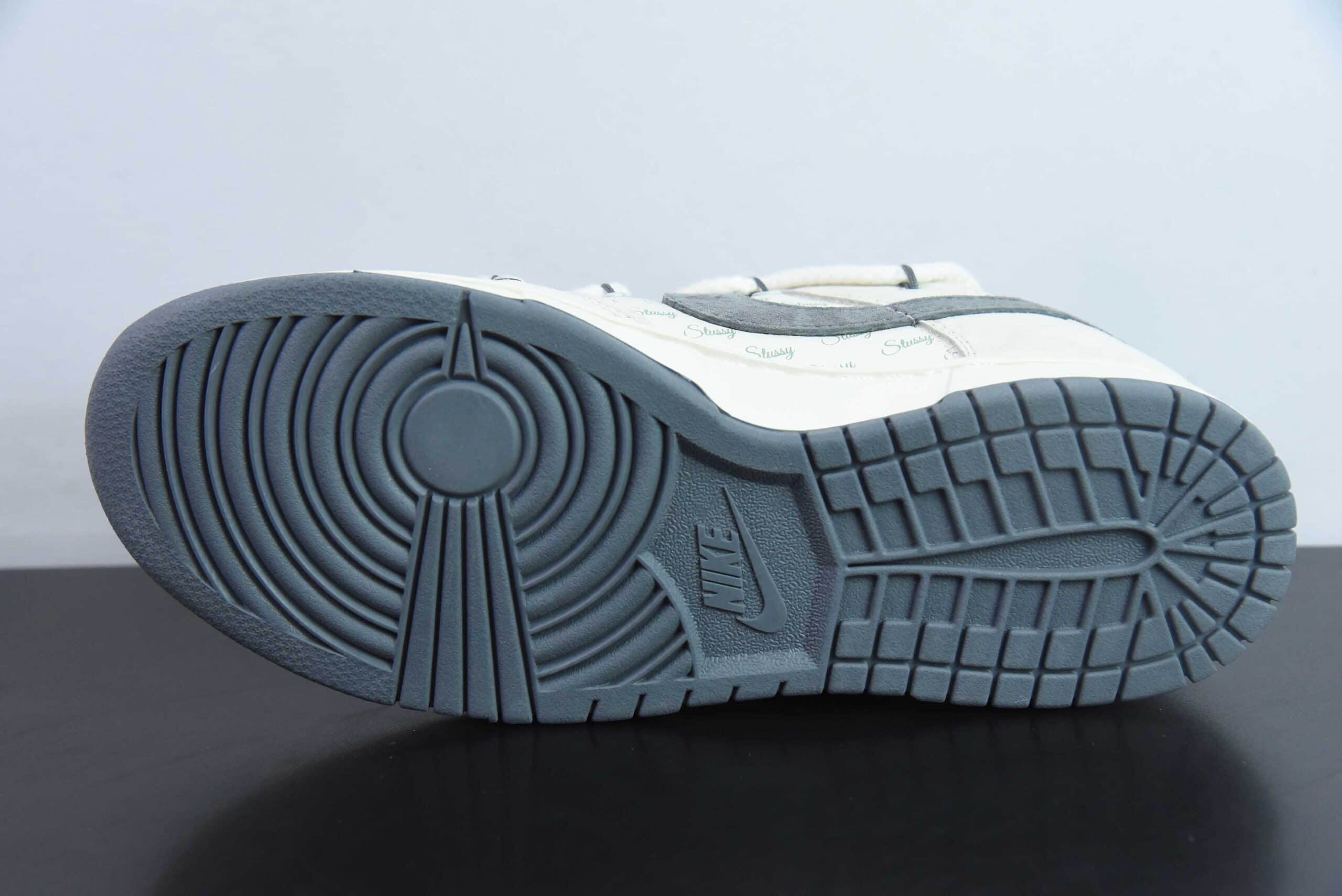 耐克Nike Dunk Low SB斯图西联名白灰红尾绑带定制版SB低帮休闲板鞋纯原版本 货号：SJ2068-280