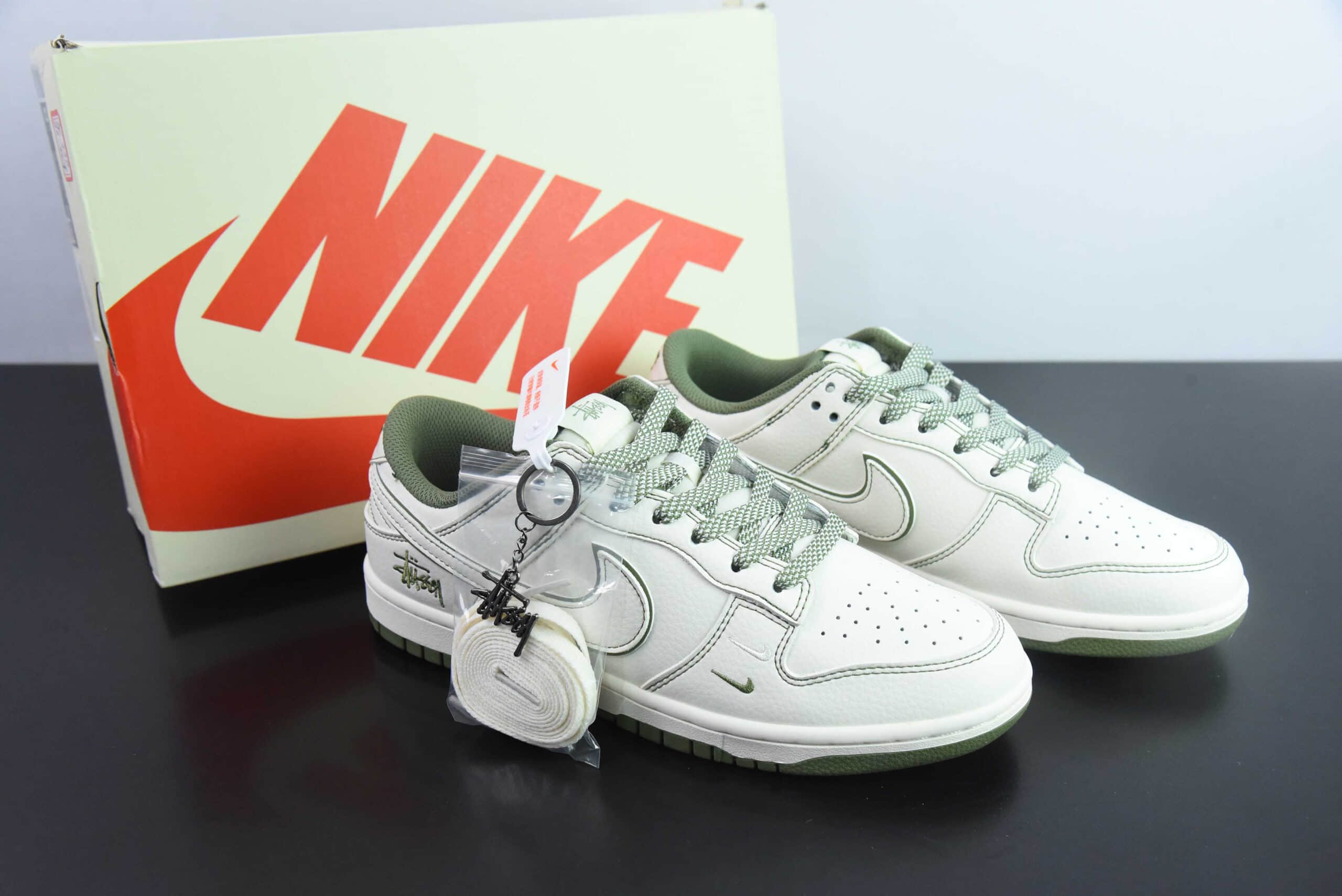 耐克Nike SB Dunk Low“ 斯图西联名米绿线条” 周年高端定制SB低帮休闲板鞋纯原版本 货号：BB1818-102  