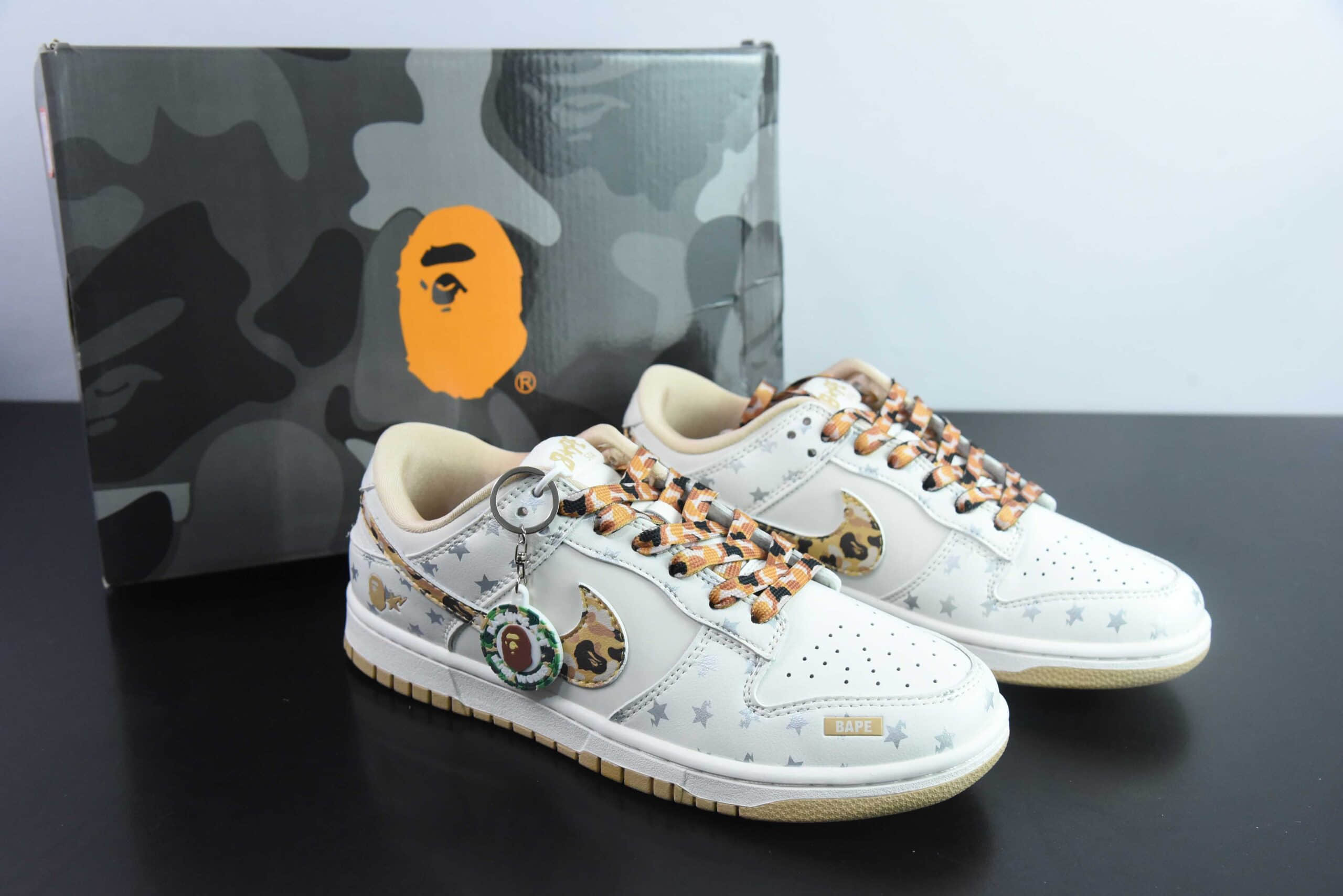 耐克Nike SB Dunk Low“BAPE联名米棕迷彩勾” 周年高端定制SB低帮休闲板鞋纯原版本 货号：DQ1098-352