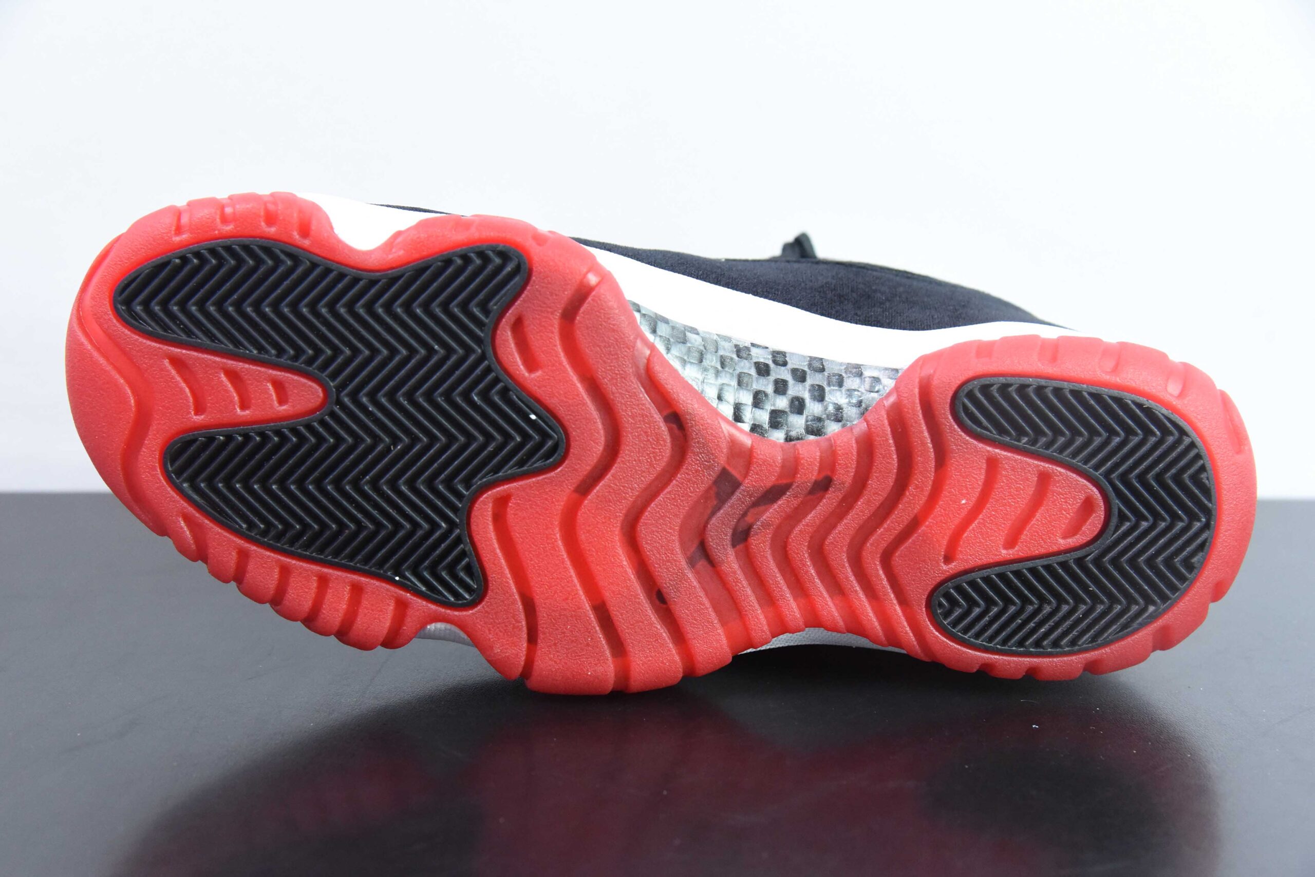 乔丹Air Jordan 11 Retro WMNS Bred Velvet AJ11天鹅绒黑红高帮篮球鞋纯原版本 货号：DB5457-061