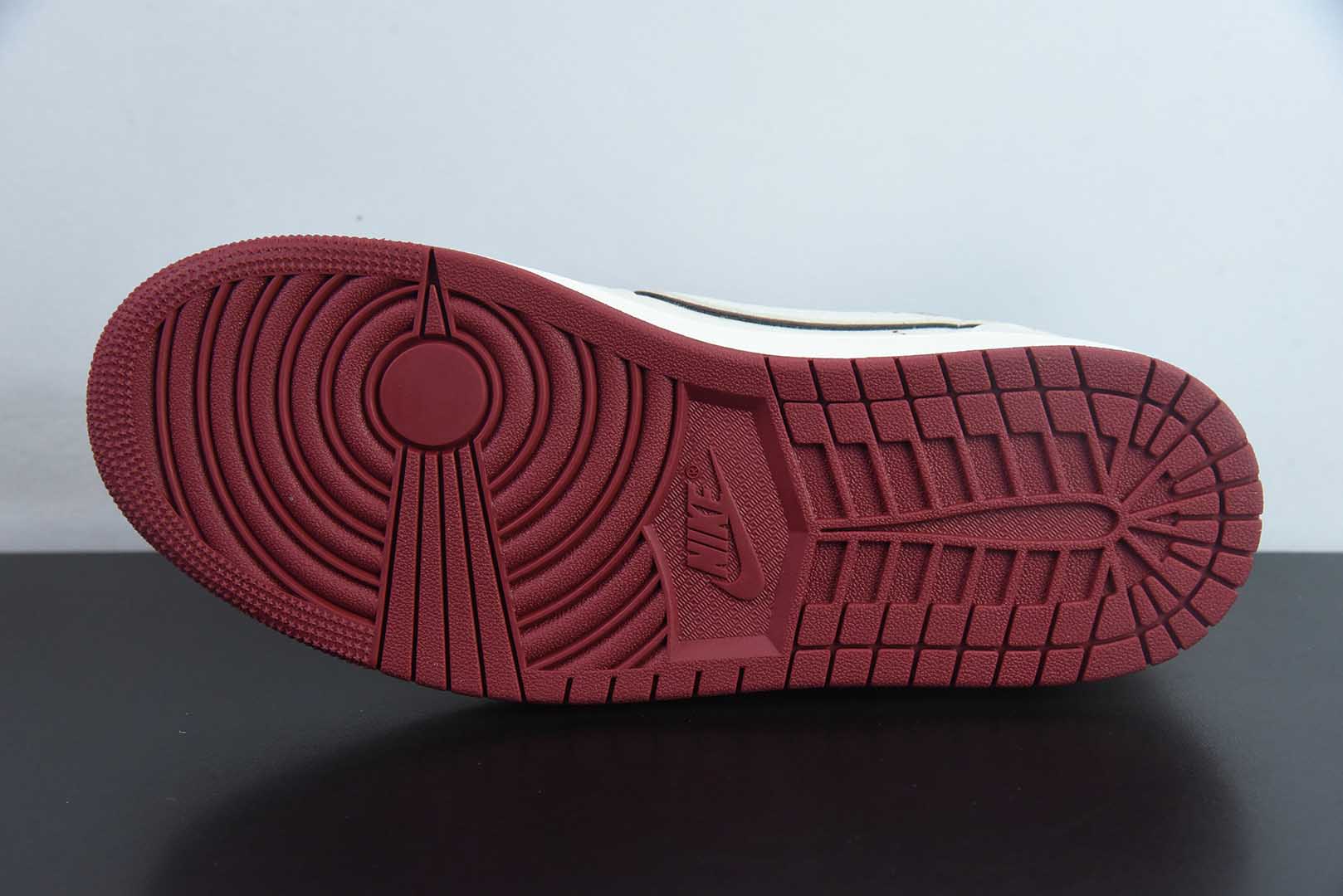 乔丹Travis Scott x Fragment Design x Air Jordan 1 Low OG SP AJ1 联名款酒红白倒钩低帮文化休闲板鞋纯原版本 货号：DF1845 - 536