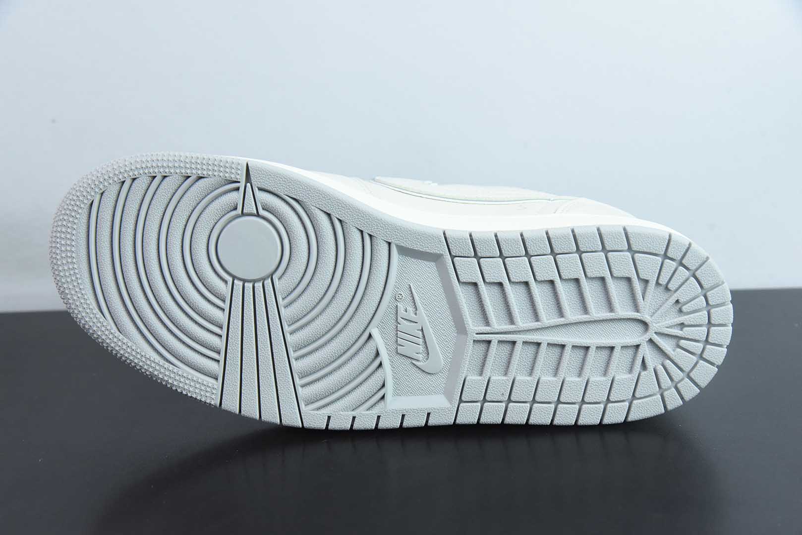 乔丹Travis Scott x Fragment Design x Air Jordan 1 Low OG SP AJ1联名款米白倒钩低帮文化休闲板鞋纯原版本 货号：DF1845 - 532