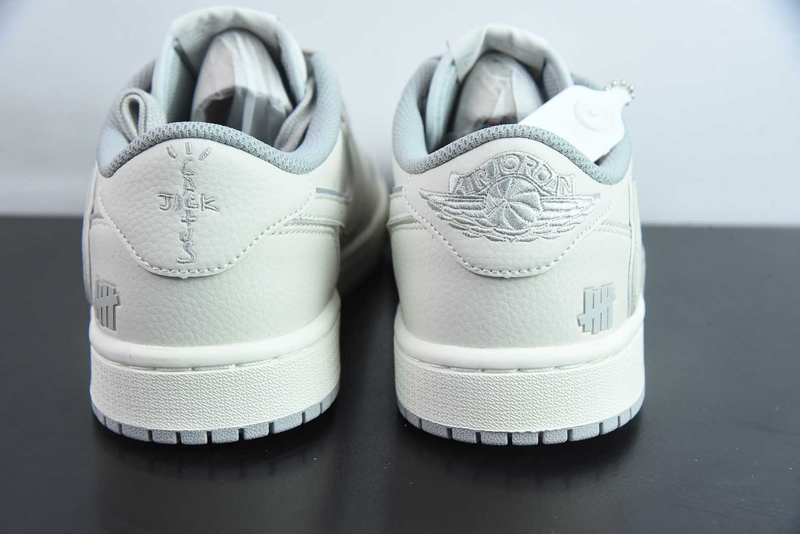 乔丹Travis Scott x Fragment Design x Air Jordan 1 Low OG SP AJ1联名款米白倒钩低帮文化休闲板鞋纯原版本 货号：DF1845 - 532