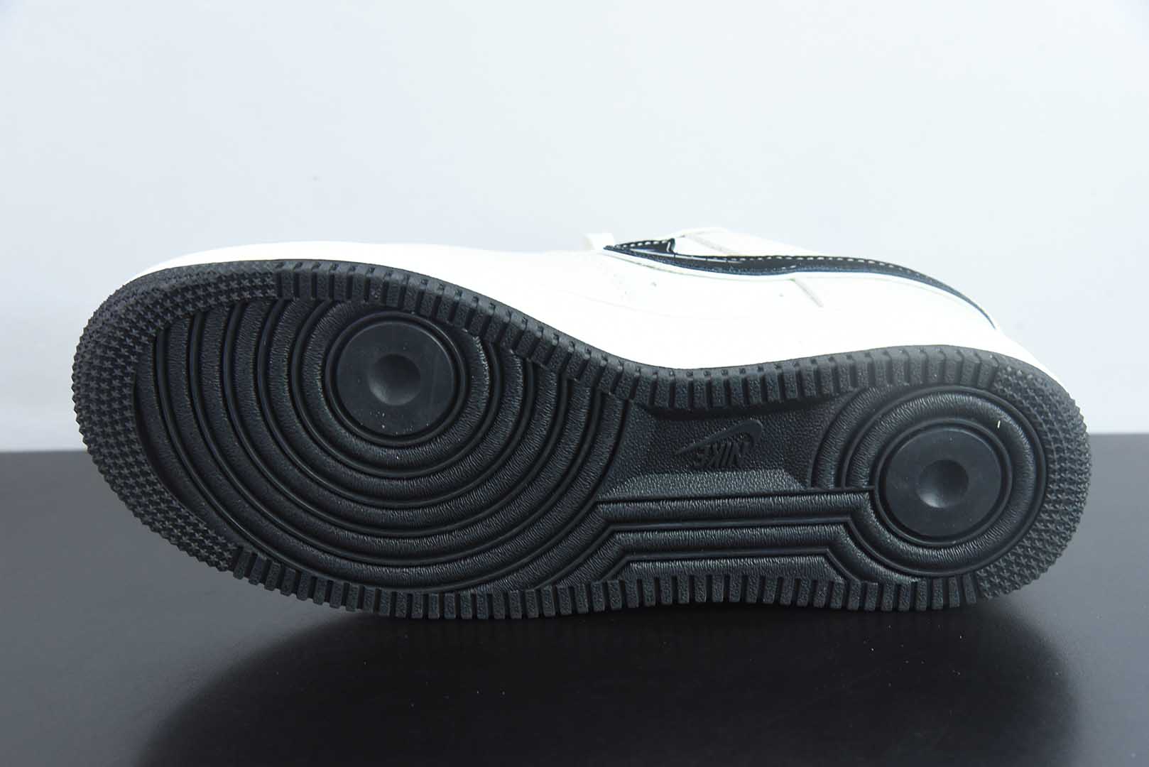 耐克Nike Air Force 1'07 斯图西联名米白黑空军一号低帮休闲板鞋纯原版本 货号：KK1988-093