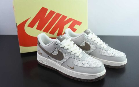 耐克Nike Air Force 1 '07 Low “斯图西联名印花棕勾”空军一号低帮休闲板鞋纯原版本 货号：ZH2598-320