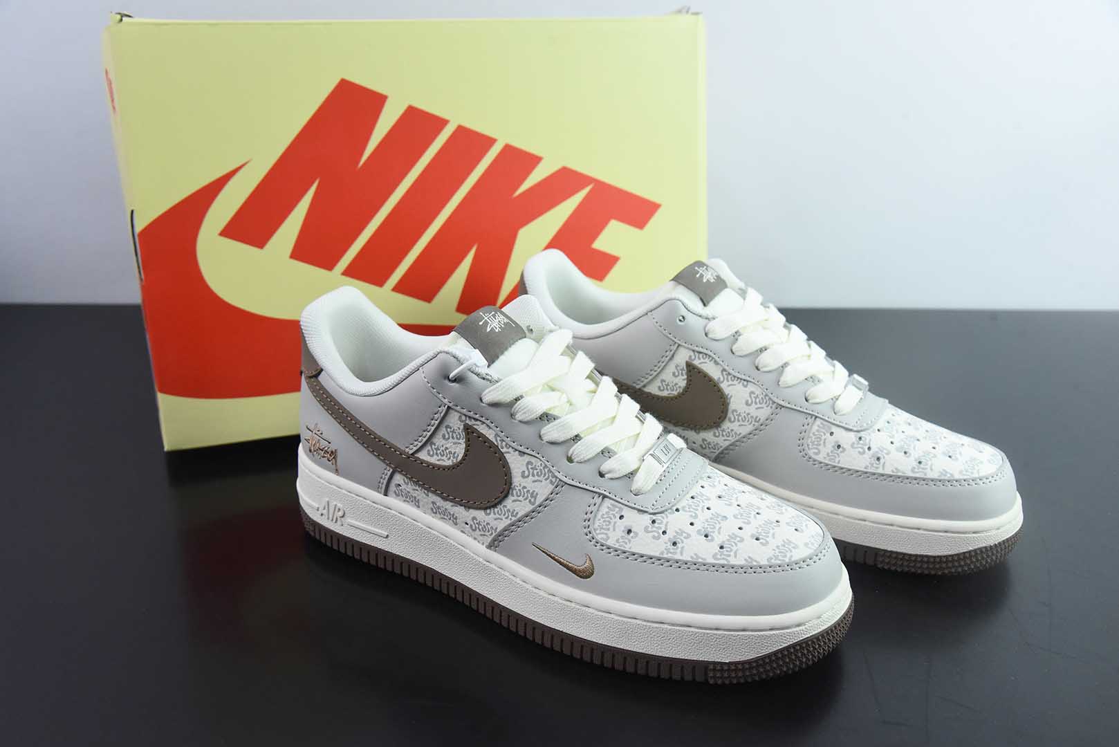 耐克Nike Air Force 1 '07 Low “斯图西联名印花棕勾”空军一号低帮休闲板鞋纯原版本 货号：ZH2598-320