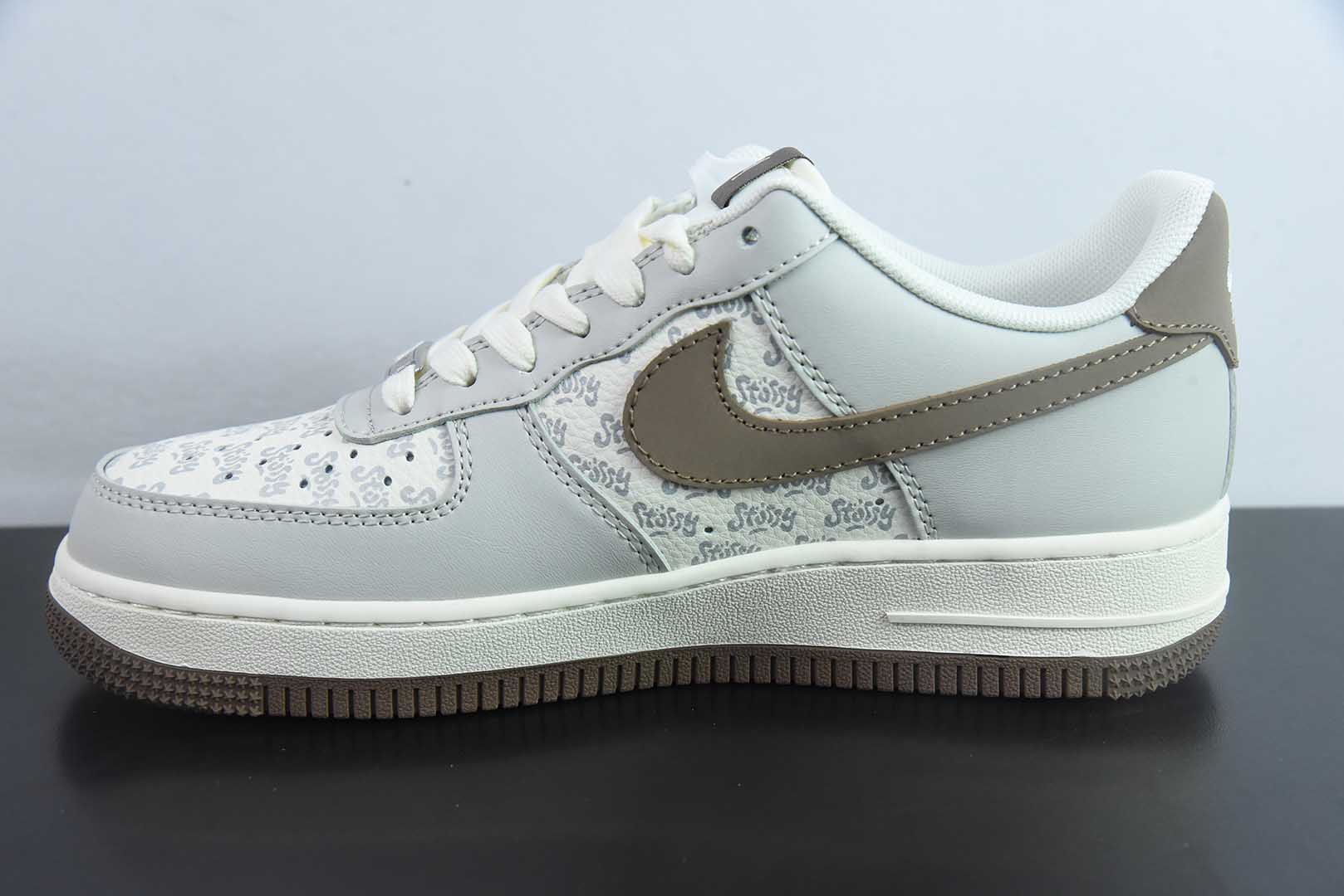 耐克Nike Air Force 1 '07 Low “斯图西联名印花棕勾”空军一号低帮休闲板鞋纯原版本 货号：ZH2598-320