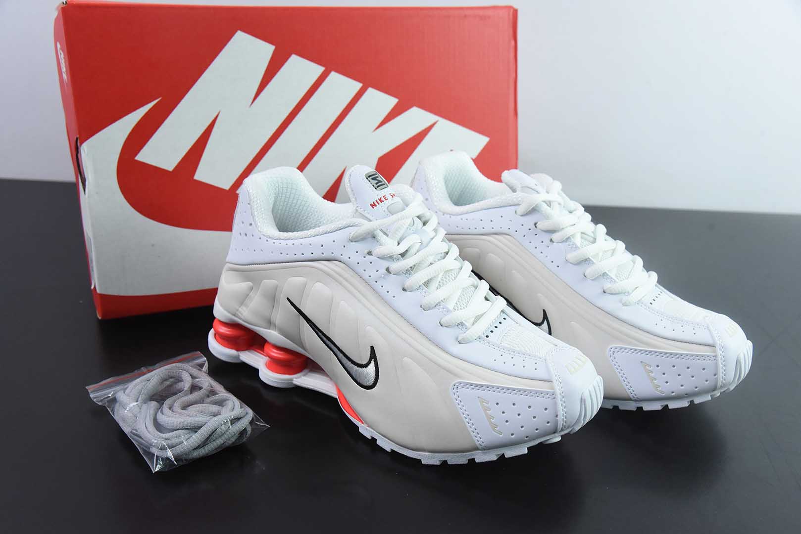 耐克Nike Shox R4 子弹文斯卡特米白红高科技专利气柱弹簧跑步鞋纯原版本 货号：AR3565-103