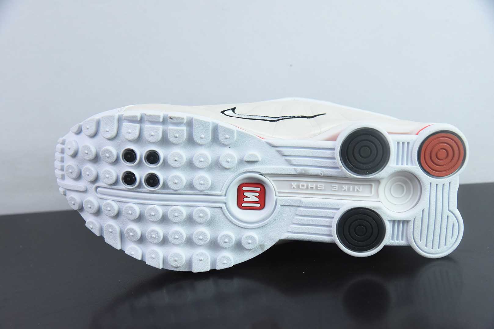 耐克Nike Shox R4 子弹文斯卡特米白红高科技专利气柱弹簧跑步鞋纯原版本 货号：AR3565-103