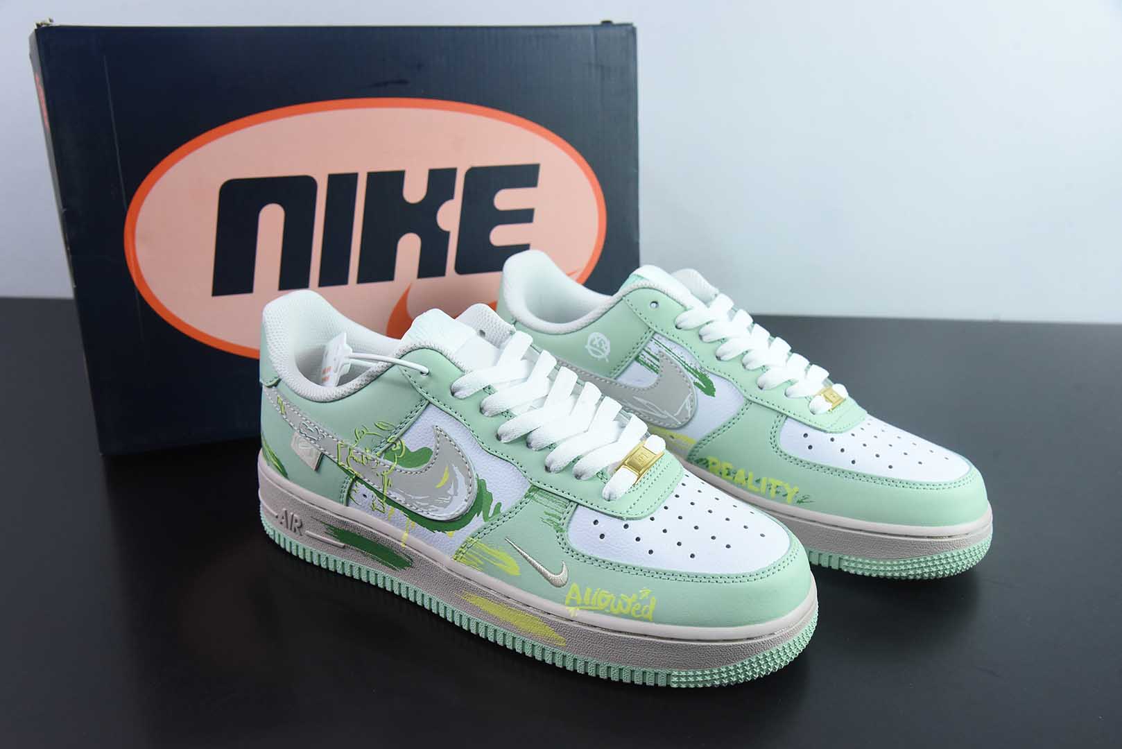 耐克Nike Air Force 1 Low 小熊涂鸦空军一号低帮休闲板鞋纯原版本 货号：DB3310-990