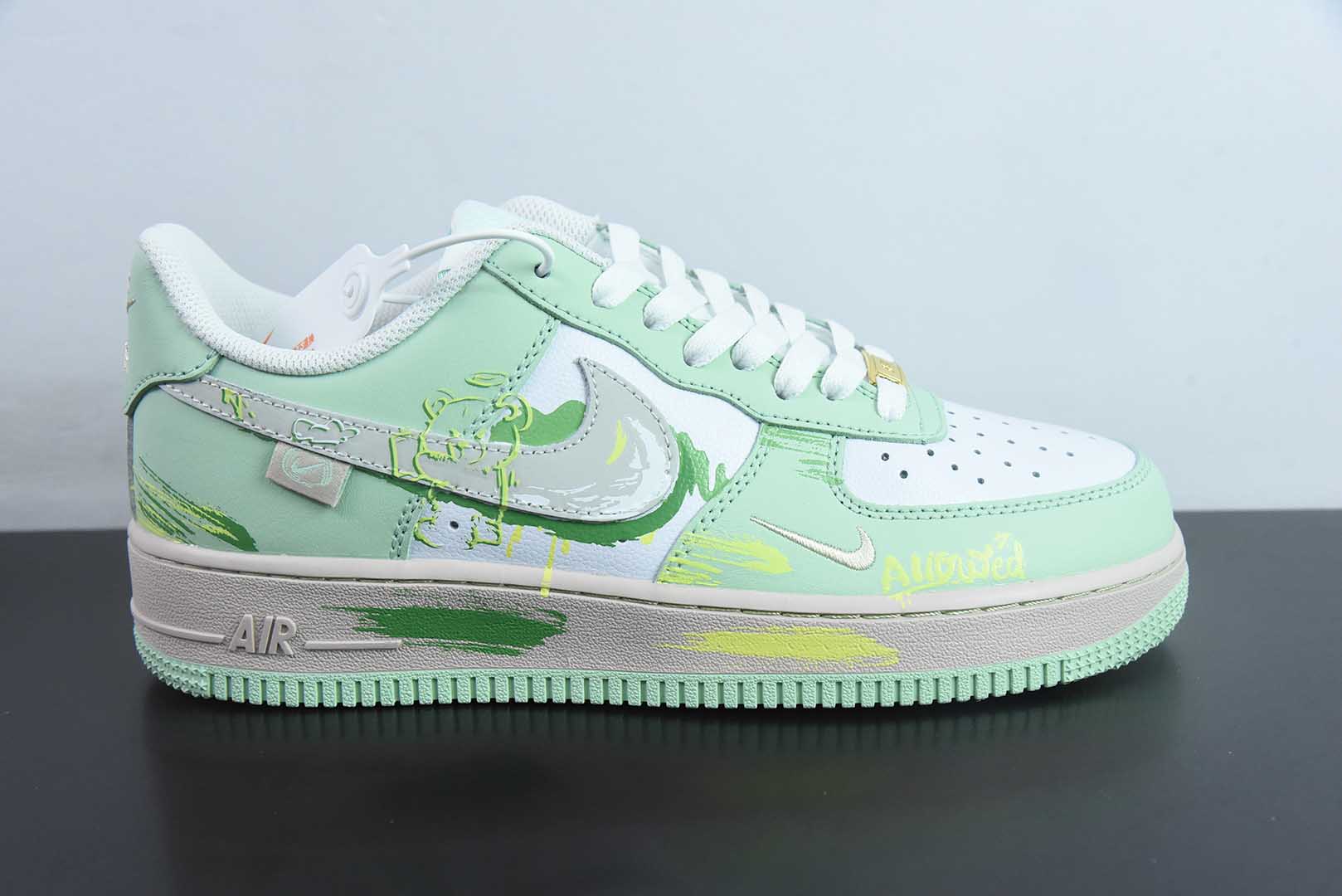 耐克Nike Air Force 1 Low 小熊涂鸦空军一号低帮休闲板鞋纯原版本 货号：DB3310-990