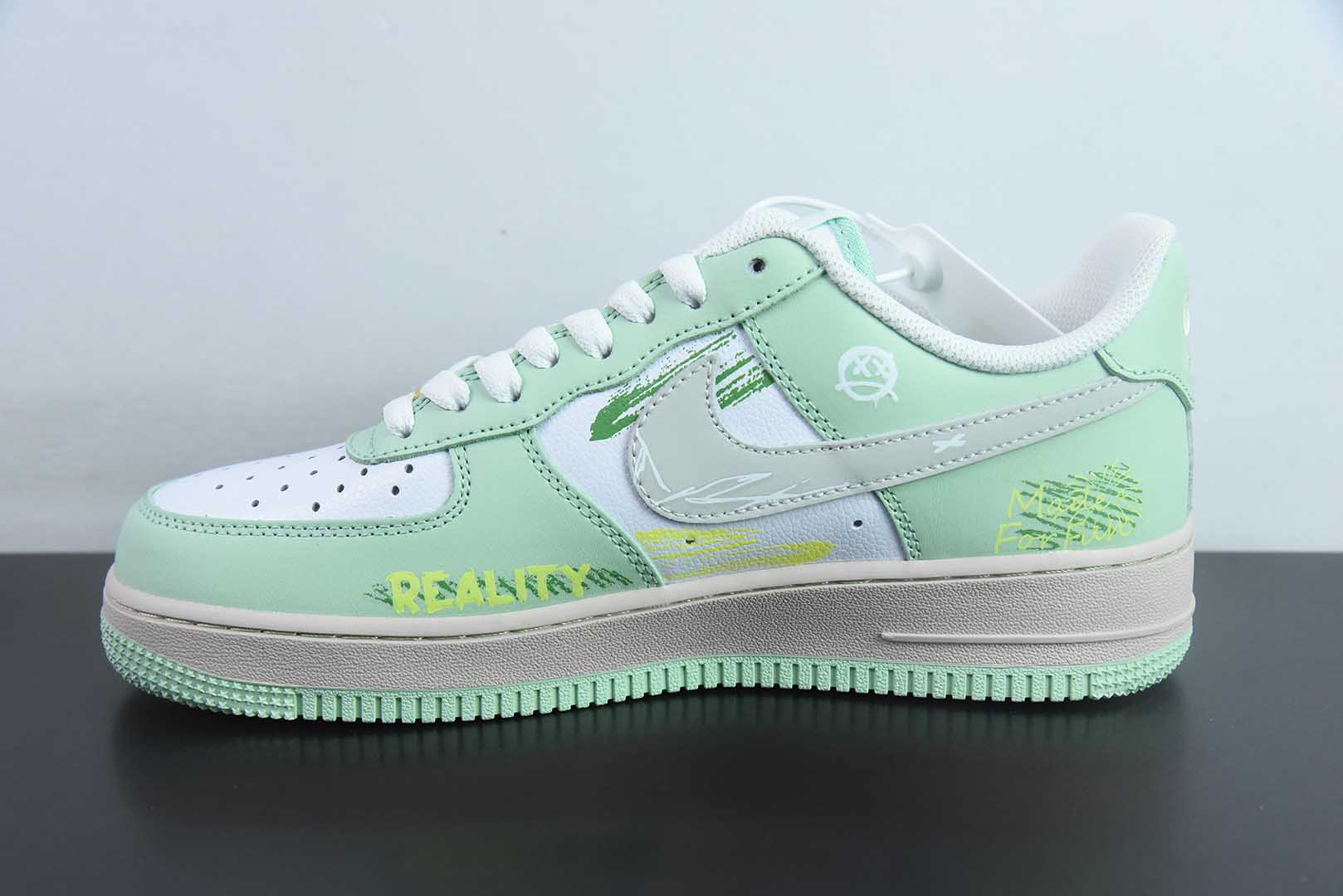 耐克Nike Air Force 1 Low 小熊涂鸦空军一号低帮休闲板鞋纯原版本 货号：DB3310-990