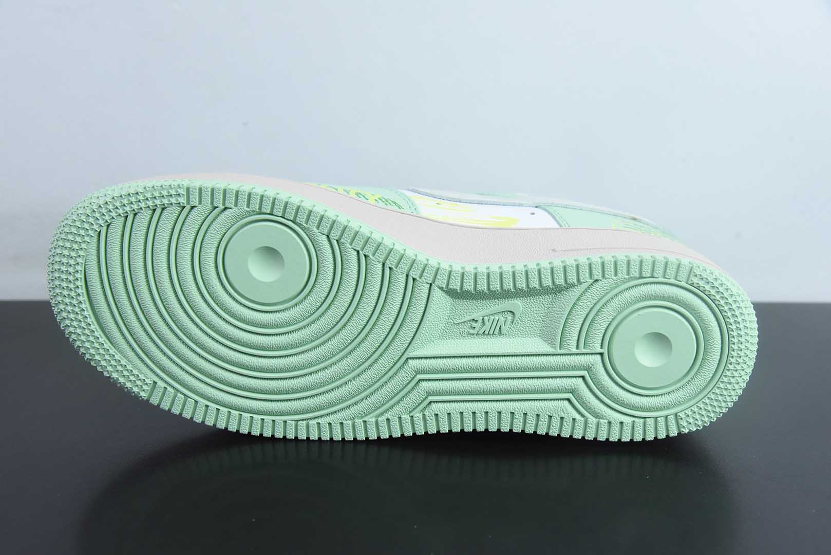耐克Nike Air Force 1 Low 小熊涂鸦空军一号低帮休闲板鞋纯原版本 货号：DB3310-990