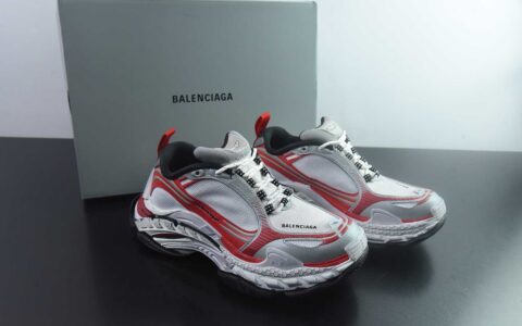 Balenciaga巴黎世家 Triple S .2 Gradient 厚底系带低帮老爹鞋 Balenciaga是由被誉为代表二十世纪的伟大天才设计师 Cristobal Balenciaga 创立的，在品牌创立的大半个世纪以来，巴黎世家一直以时尚、典雅闻名于时装界，它的主题产品有女士和男士提包、机车包、鞋子和时装，在15年王大仁卸任品牌设计师后，品牌的风格发生了翻天覆地的变化，凭借着人气超高的街头风T恤、老爹鞋等迅速霸屏各大时装周和时尚圈。/46 纯原版本 主图