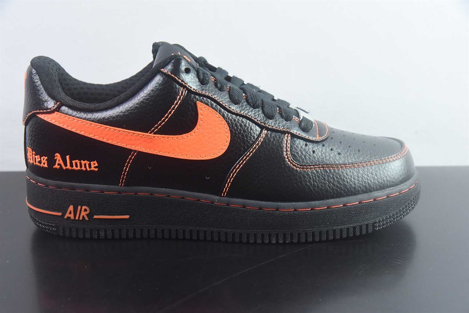 耐克 Nike Air Force 1 Low x VLONE 低帮联名 黑橙板鞋 纯原版本 货号：AA5360-001 实拍细节图