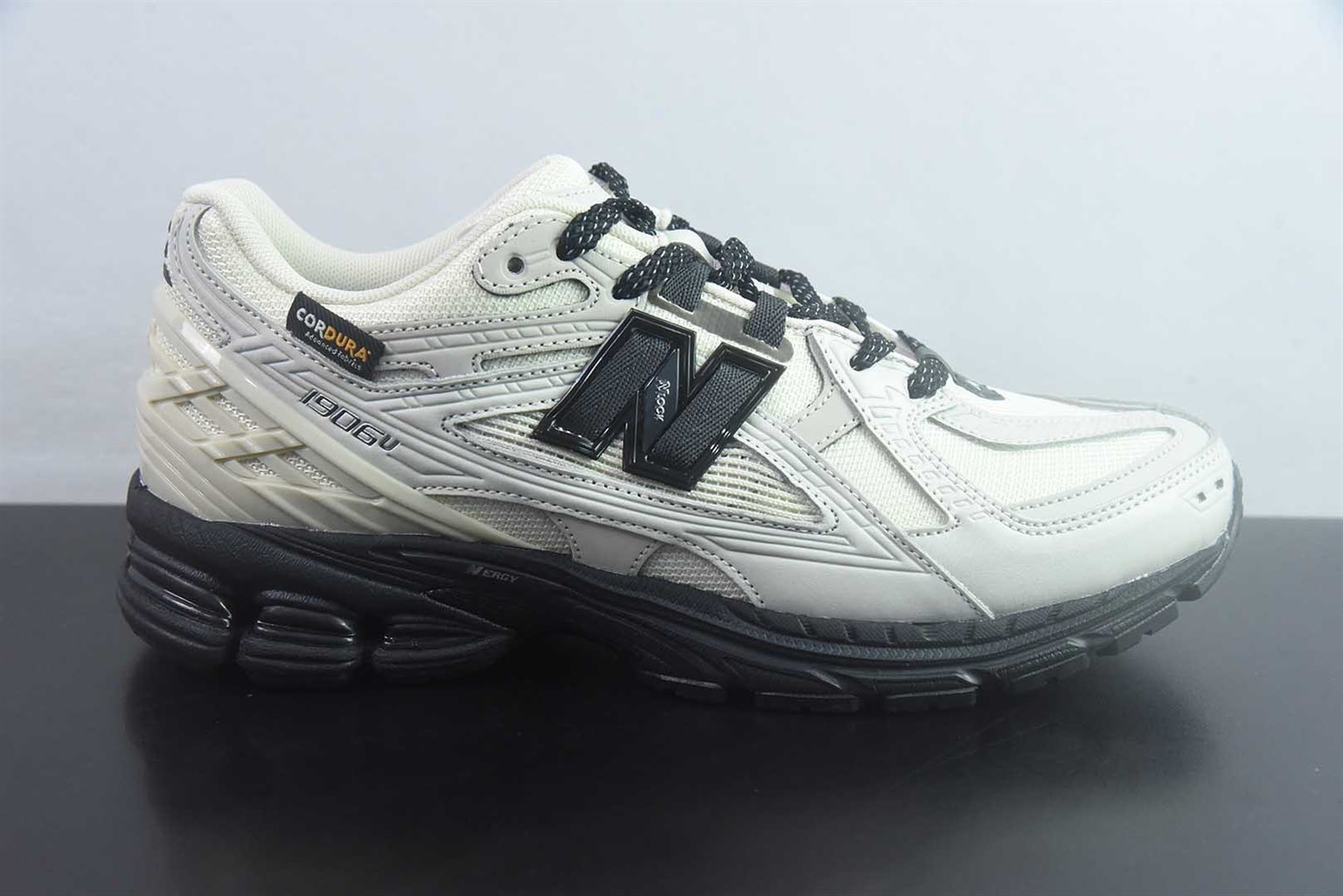新百伦 New Balance 1906 系列复古老爹风休闲运动 白黑慢跑鞋 纯原版本 货号：U190681D 实拍细节图