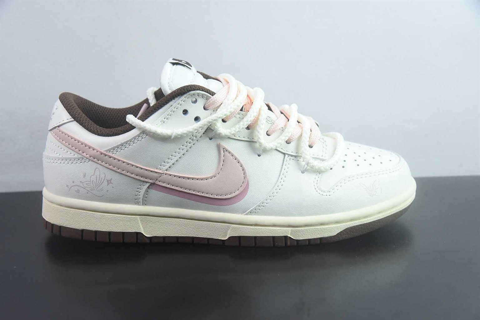 耐克 Nike SB Dunk Low 绑带 粉白低帮休闲板鞋 纯原版本 货号：DD1503-124 实拍细节图