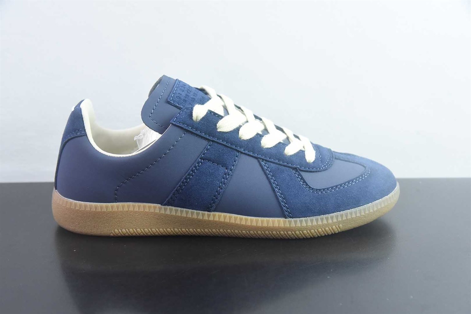 梅森马吉拉 Maison Margiela MM6 22 Classic Replica Leather Low Sneaker 系列低帮经典绅士德训平底百搭 蓝色板鞋 纯原版本 货号:SJP25805435 实拍细节图