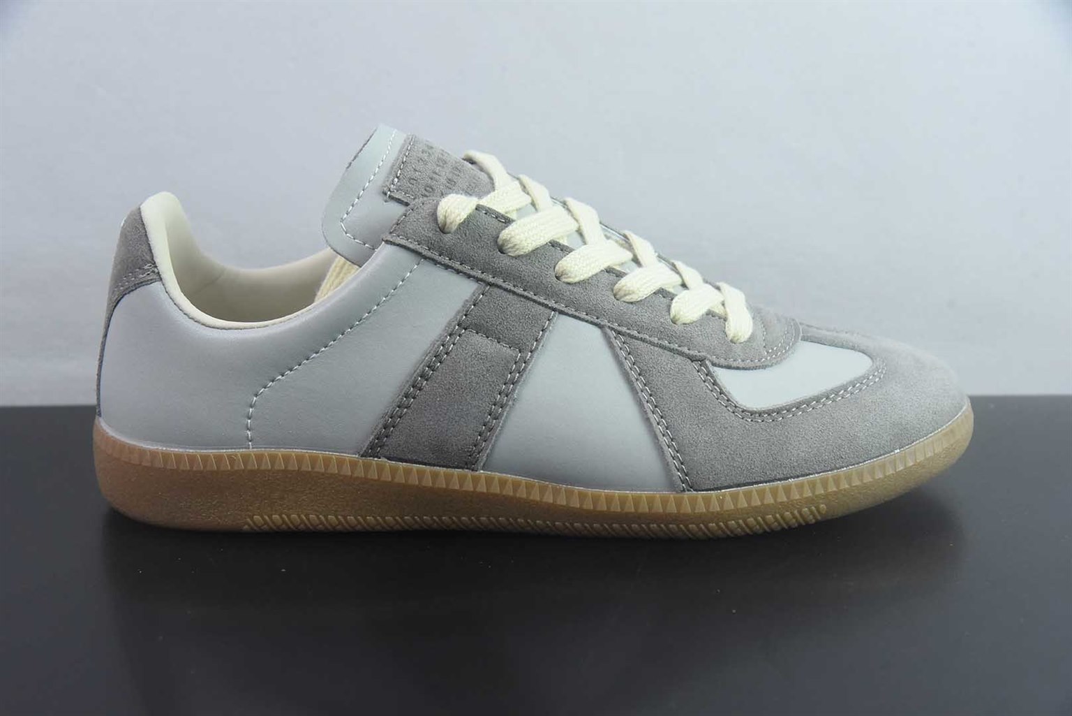 梅森马吉拉 Maison Margiela MM6 网 小 鞋，比利时著名设计师品牌- / 22 Classic Replica Leather Low Sneaker 系列低帮经典绅士德训平底百搭小 红板鞋 纯原版本 货号：SDP25805435 实拍细节图