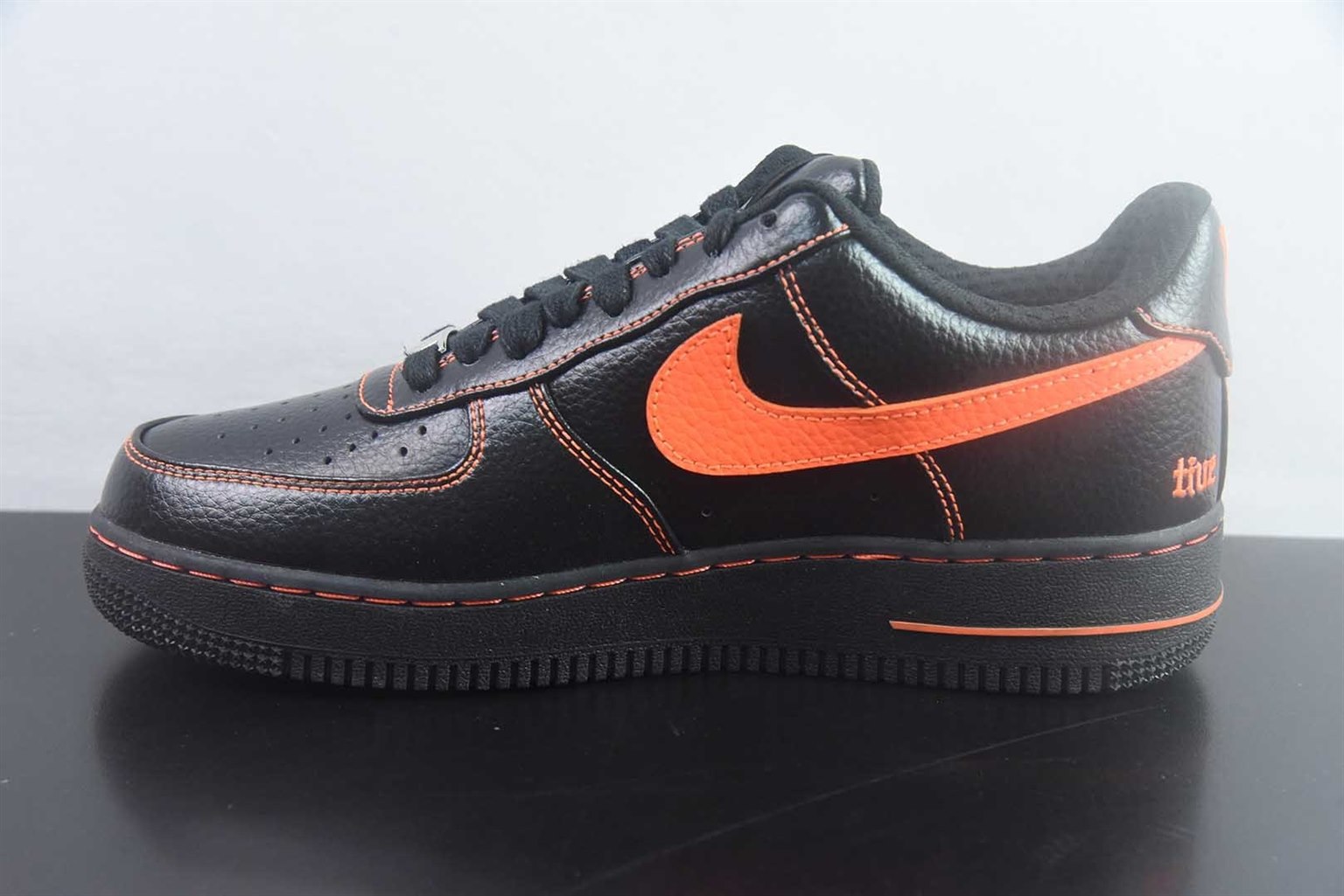 耐克 Nike Air Force 1 Low x VLONE 低帮联名 黑橙板鞋 纯原版本 货号：AA5360-001 实拍细节图