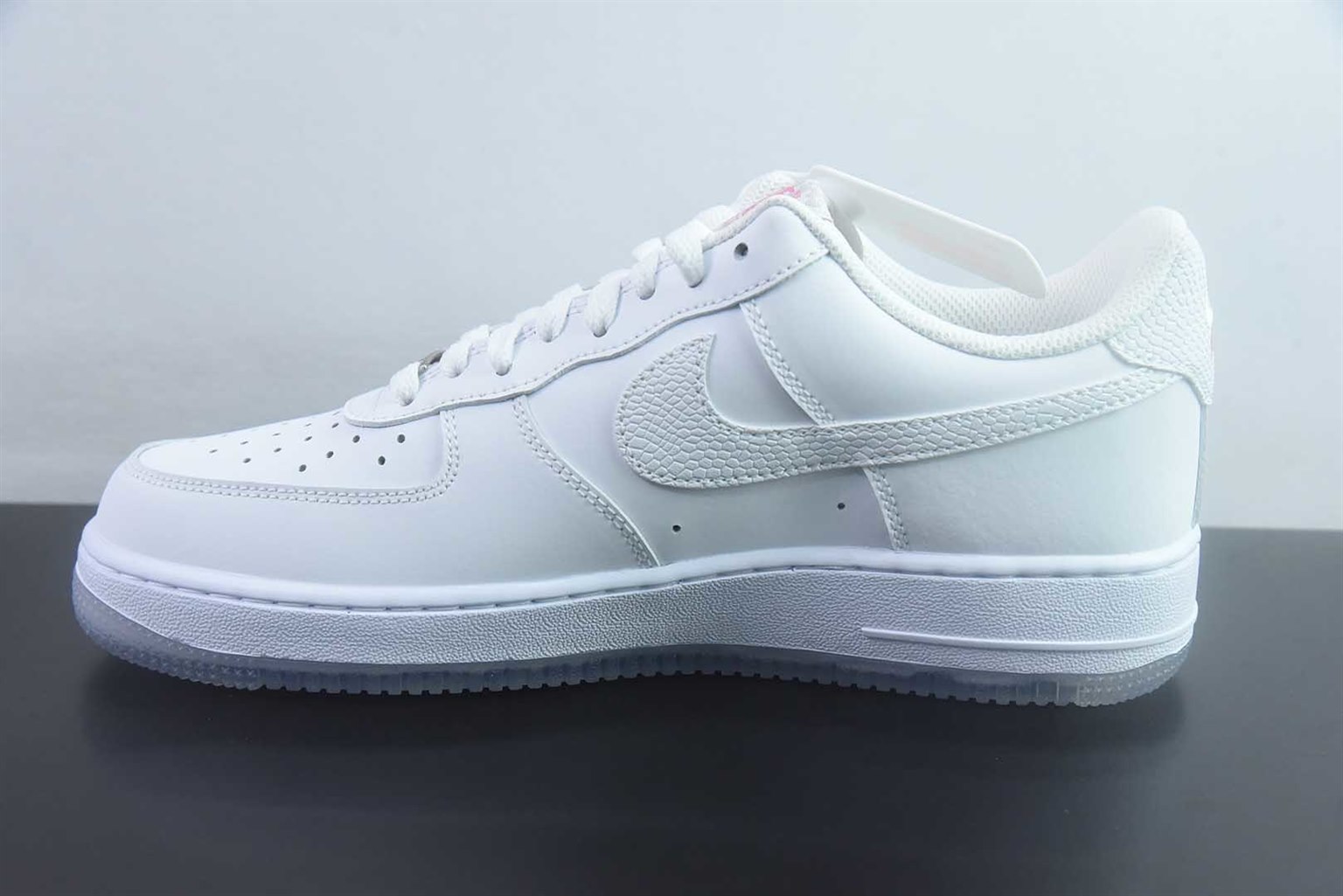 耐克 Nike Air Force 1 Low White Lotus 白粉低帮板鞋 纯原版本 货号：IV4453-100 实拍细节图