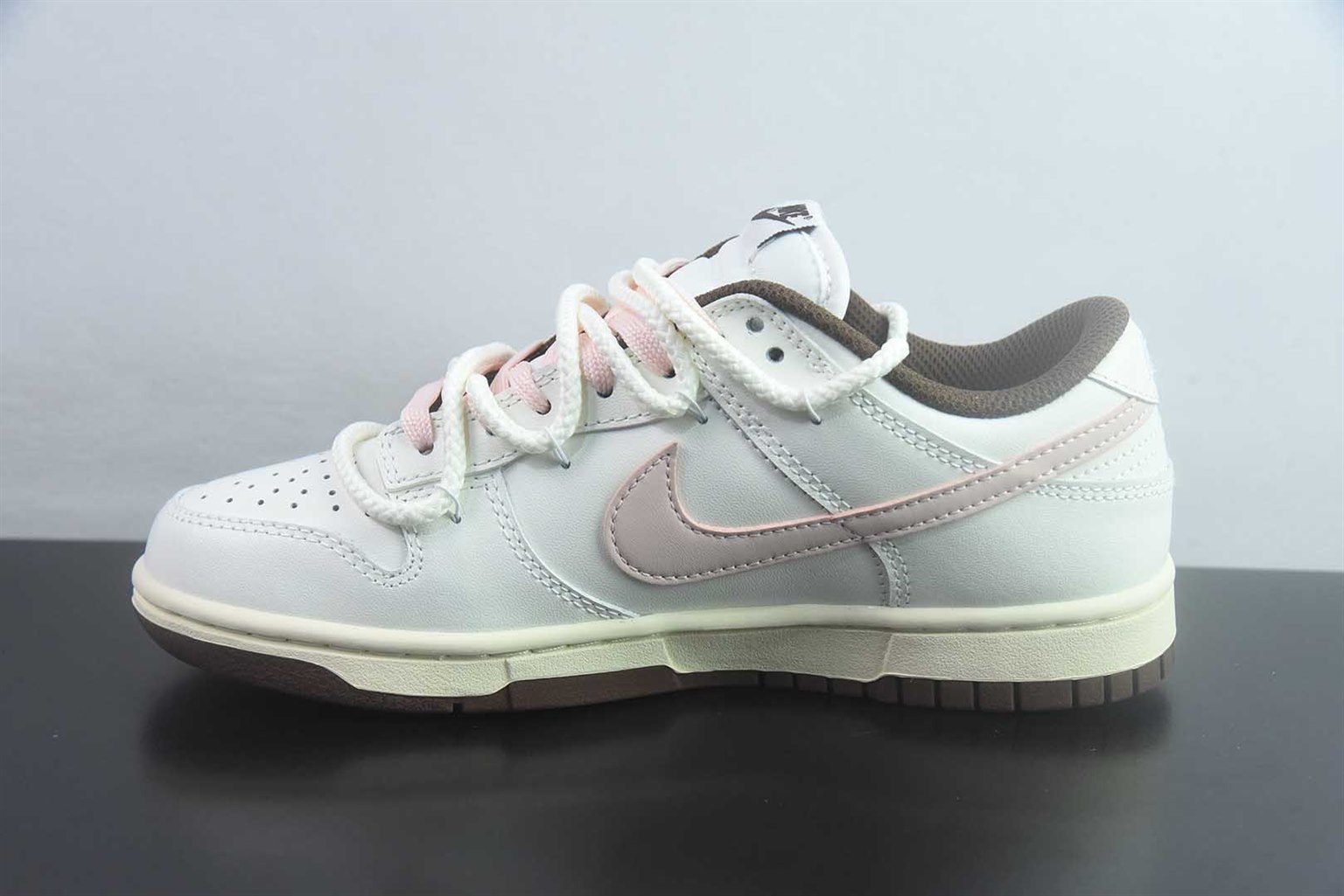 耐克 Nike SB Dunk Low 绑带 粉白低帮休闲板鞋 纯原版本 货号：DD1503-124 实拍细节图