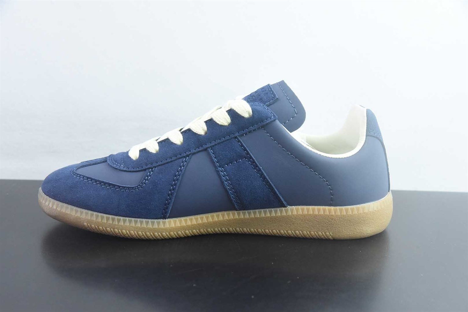 梅森马吉拉 Maison Margiela MM6 22 Classic Replica Leather Low Sneaker 系列低帮经典绅士德训平底百搭 蓝色板鞋 纯原版本 货号:SJP25805435 实拍细节图