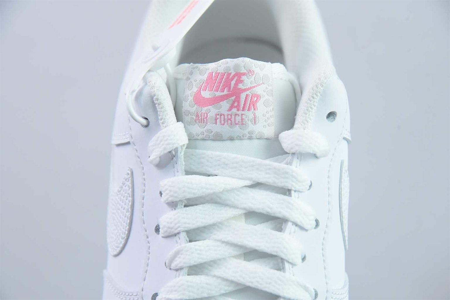 耐克 Nike Air Force 1 Low White Lotus 白粉低帮板鞋 纯原版本 货号：IV4453-100 实拍细节图