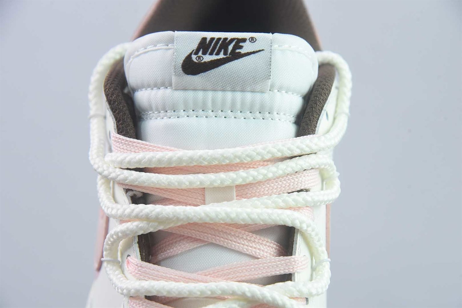 耐克 Nike SB Dunk Low 绑带 粉白低帮休闲板鞋 纯原版本 货号：DD1503-124 实拍细节图