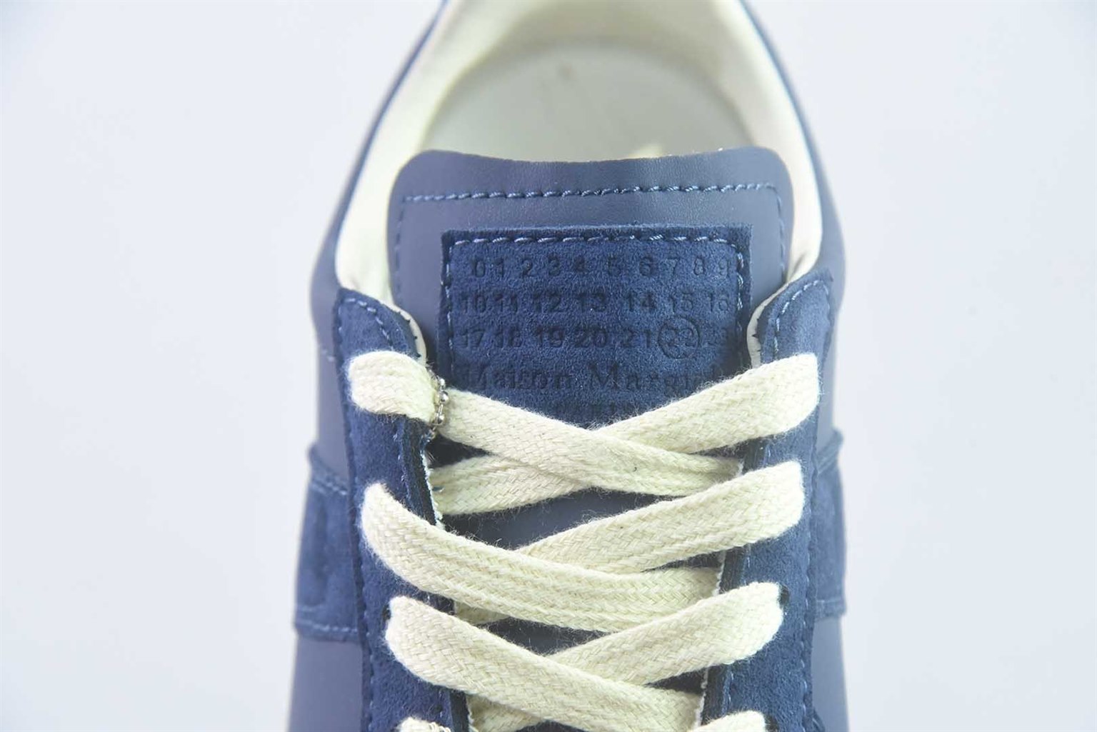 梅森马吉拉 Maison Margiela MM6 22 Classic Replica Leather Low Sneaker 系列低帮经典绅士德训平底百搭 蓝色板鞋 纯原版本 货号:SJP25805435 实拍细节图