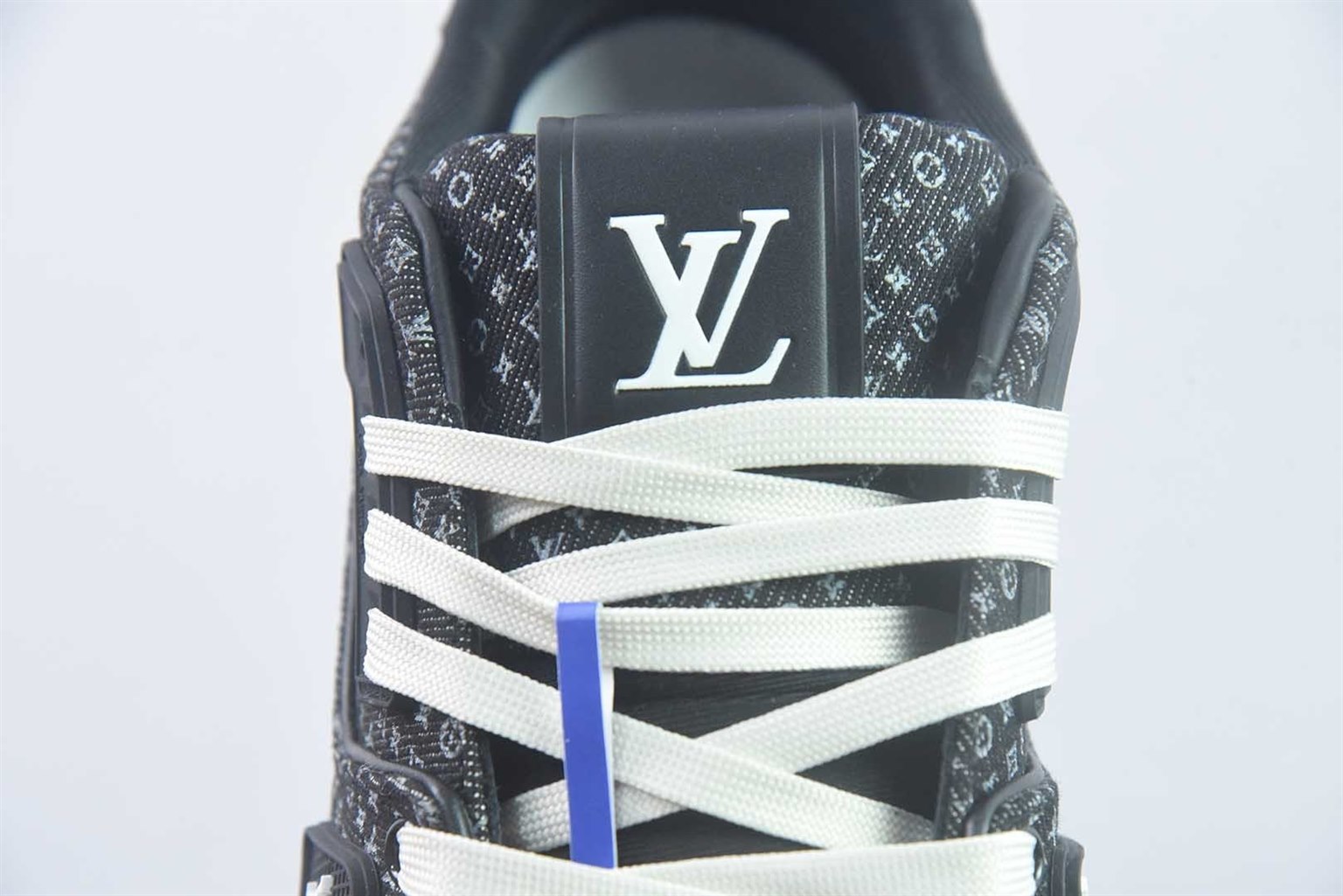 路易威登 LOUIS VUITTON 新版 VG Trainer 系列 Trainer 系列 配色 100+ 品控保障 放到国内市场包顶货 品质非常板正 到手掂量质感满满 黑白 纯原版本 实拍细节图