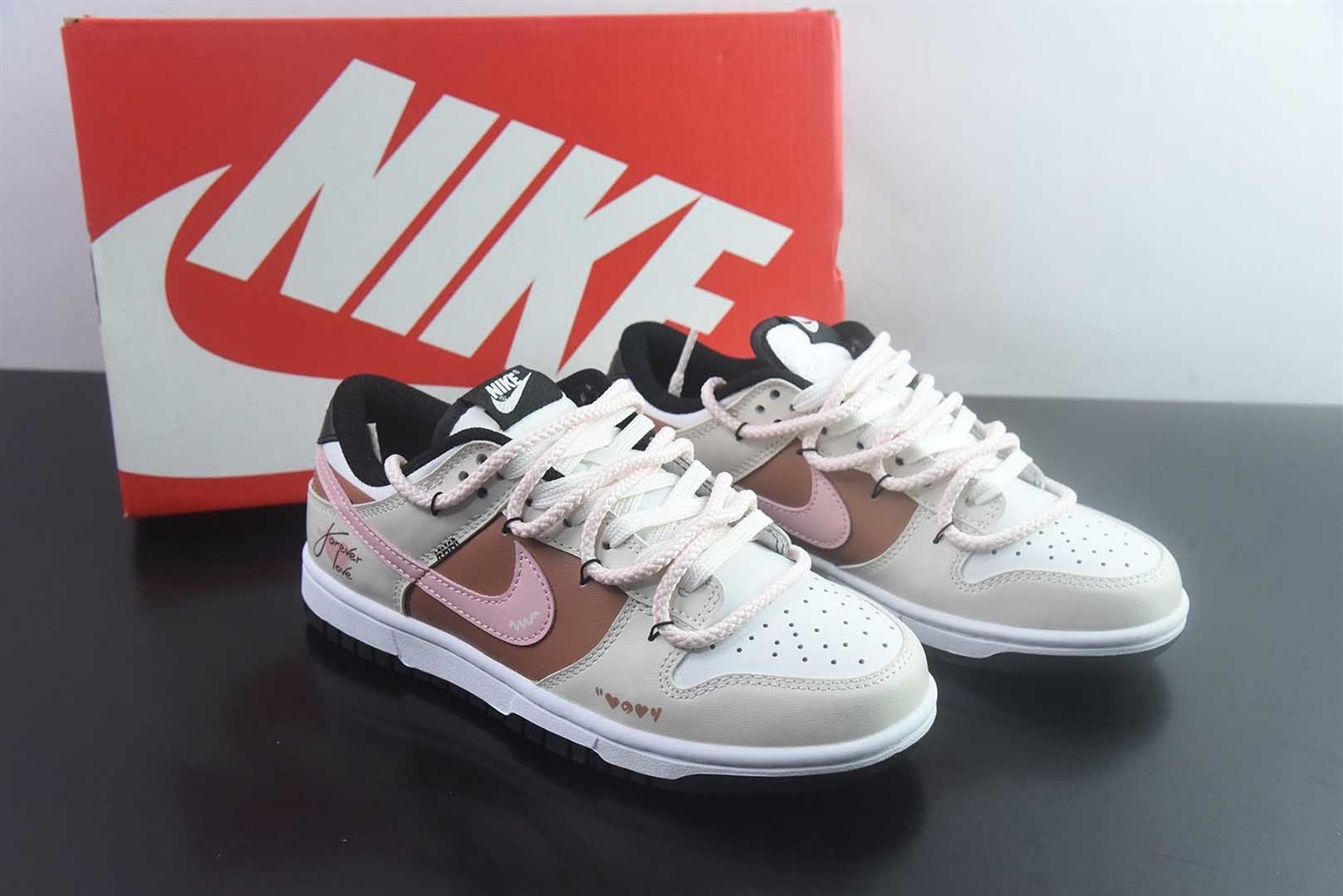 耐克 Nike SB Dunk Low 绑带 白棕粉低帮休闲板鞋 纯原版本 货号:CW1590-100 主图