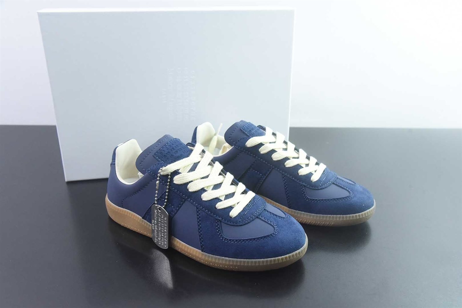 梅森马吉拉 Maison Margiela MM6 22 Classic Replica Leather Low Sneaker 系列低帮经典绅士德训平底百搭 蓝色板鞋 纯原版本 货号:SJP25805435 主图